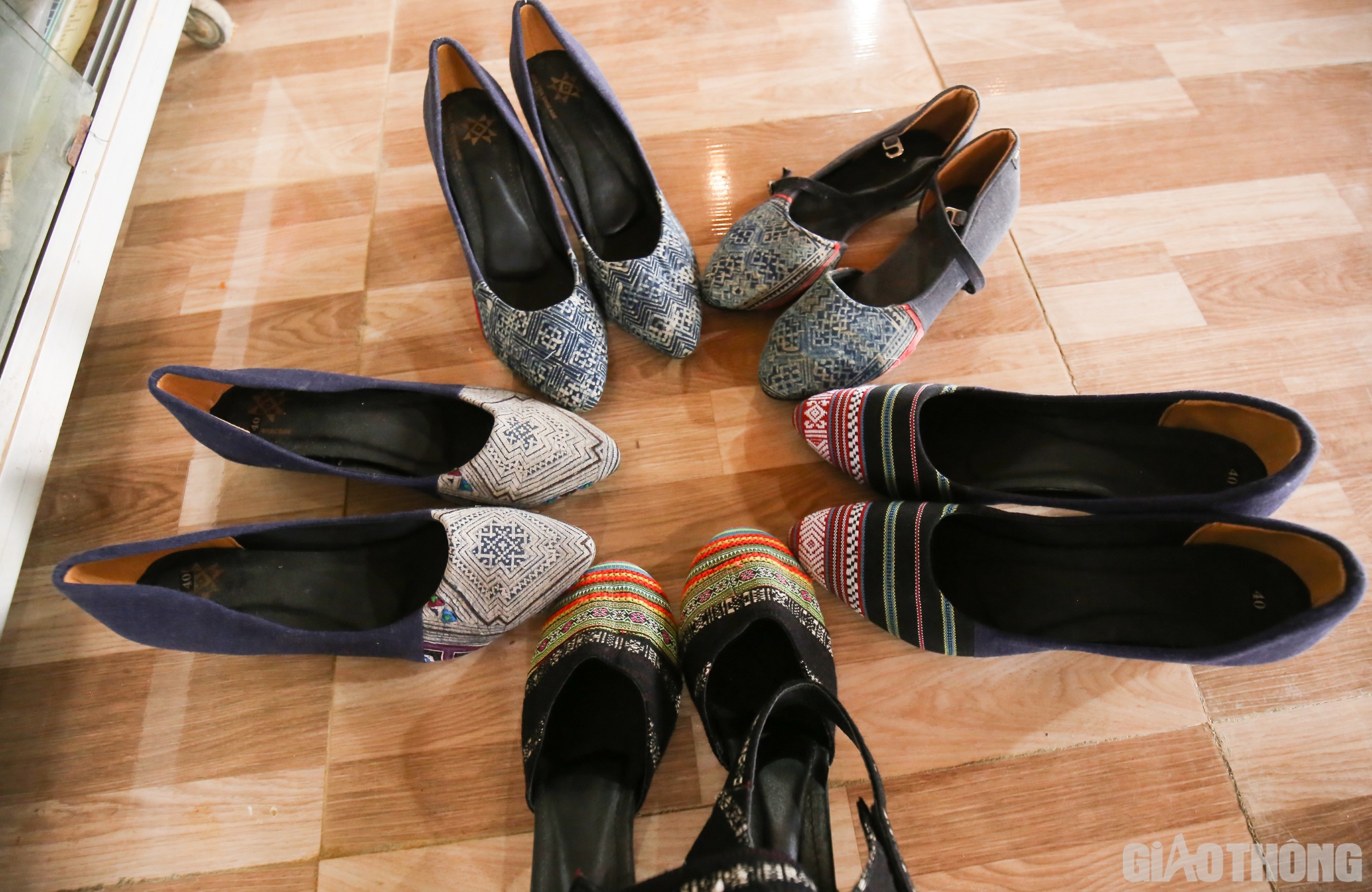 Đặc biệt, người d&acirc;n đ&atilde; kết hợp l&agrave;ng nghề truyền thống với du lịch cộng đồng, tạo n&ecirc;n một đặc sắc ri&ecirc;ng của nơi đ&acirc;y; thu h&uacute;t kh&ocirc;ng chỉ du kh&aacute;ch trong nước m&agrave; c&ograve;n rất nhiều du kh&aacute;ch quốc tế.