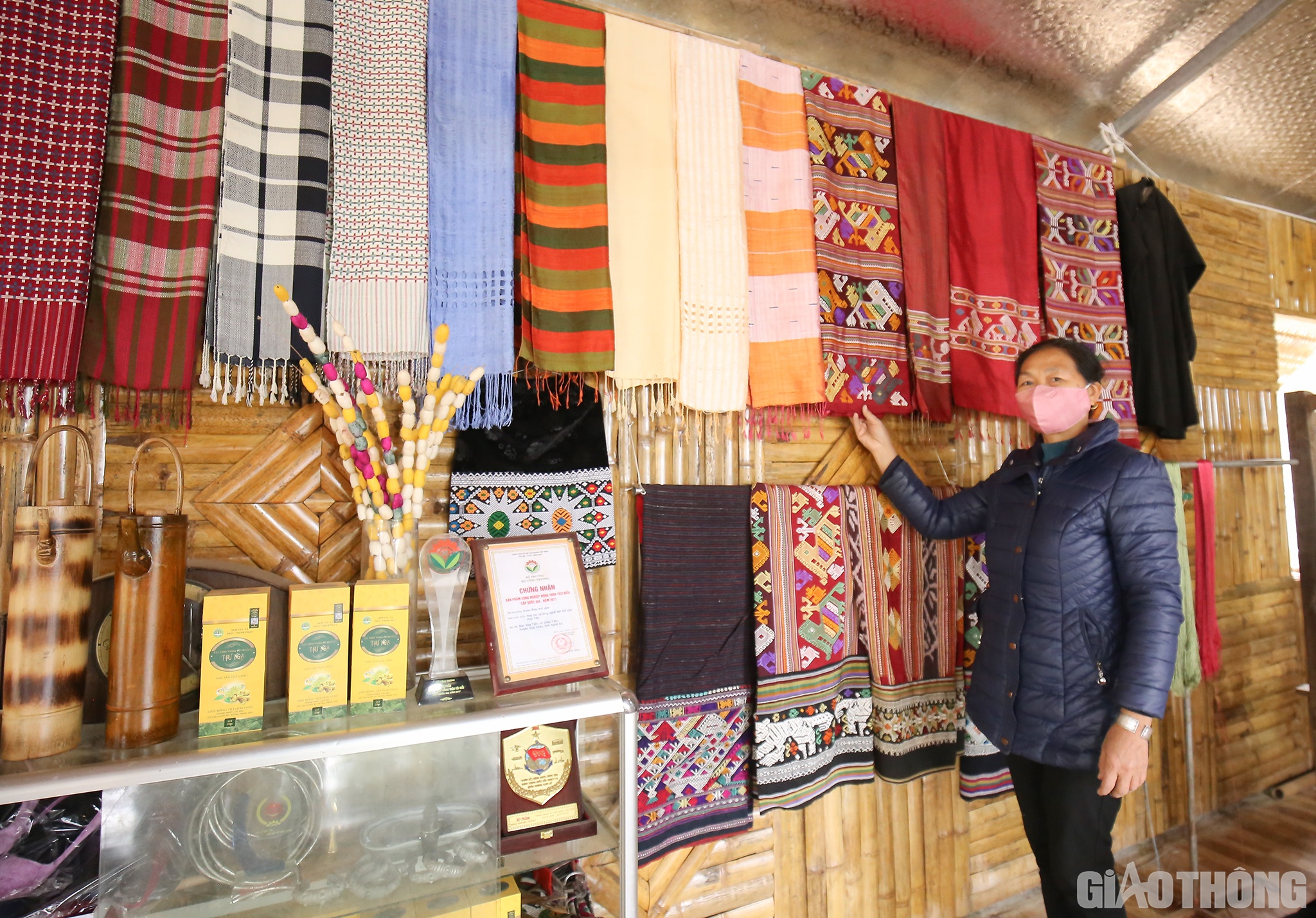 B&agrave; Sầm Thị B&iacute;ch (58 tuổi) cho biết: Vải thổ cẩm của l&agrave;ng nghề Hoa Tiến được nhuộm bằng c&aacute;c nguy&ecirc;n liệu từ nhi&ecirc;n như b&ugrave;n non, c&acirc;y cỏ mực, vỏ c&acirc;y, nghệ, l&aacute; b&agrave;ng&hellip; v&agrave; c&oacute; hoa văn rất đặc trưng.