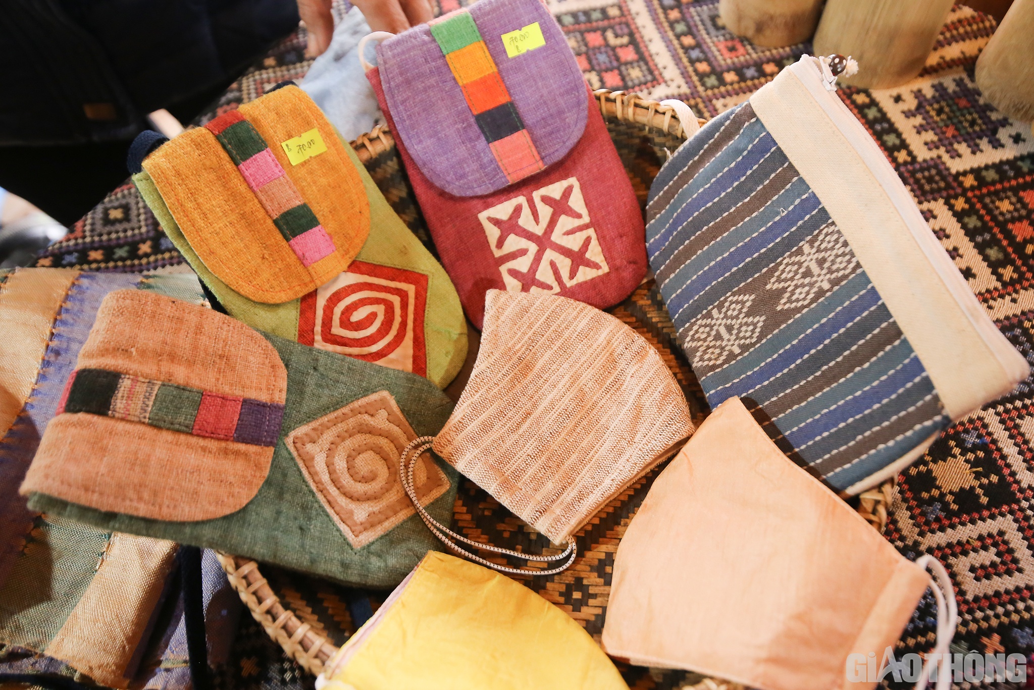 Ngo&agrave;i ra, để mở rộng thị trường, c&aacute;c th&agrave;nh vi&ecirc;n HTX đ&atilde; tự m&agrave;y m&ograve;, t&igrave;m t&ograve;i v&agrave; s&aacute;ng tạo ra c&aacute;c sản phẩm ph&ugrave; hợp với thị hiếu người ti&ecirc;u d&ugrave;ng.