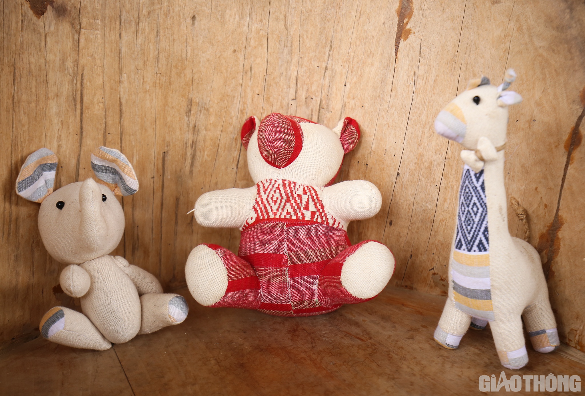 &ldquo;Ban đầu người d&acirc;n chỉ l&agrave;m quần &aacute;o, t&uacute;i x&aacute;ch&hellip; thế nhưng b&acirc;y giờ đ&atilde; c&oacute; rất nhiều sản phẩm được l&agrave;m từ thổ cẩm như: d&agrave;y d&eacute;p, khẩu trang, gấu b&ocirc;ng. Ngo&agrave;i c&aacute;c thị trường trong nước, ri&ecirc;ng HTX gia đ&igrave;nh b&agrave; c&oacute; 1 c&ocirc;ng ty ở H&agrave; Nội bao ti&ecirc;u sản phẩm để đi c&aacute;c thị trường kh&oacute; t&iacute;nh như: Ph&aacute;p, Anh, Đức, Nhật, Australia&hellip;&rdquo;, b&agrave; B&iacute;ch n&oacute;i.