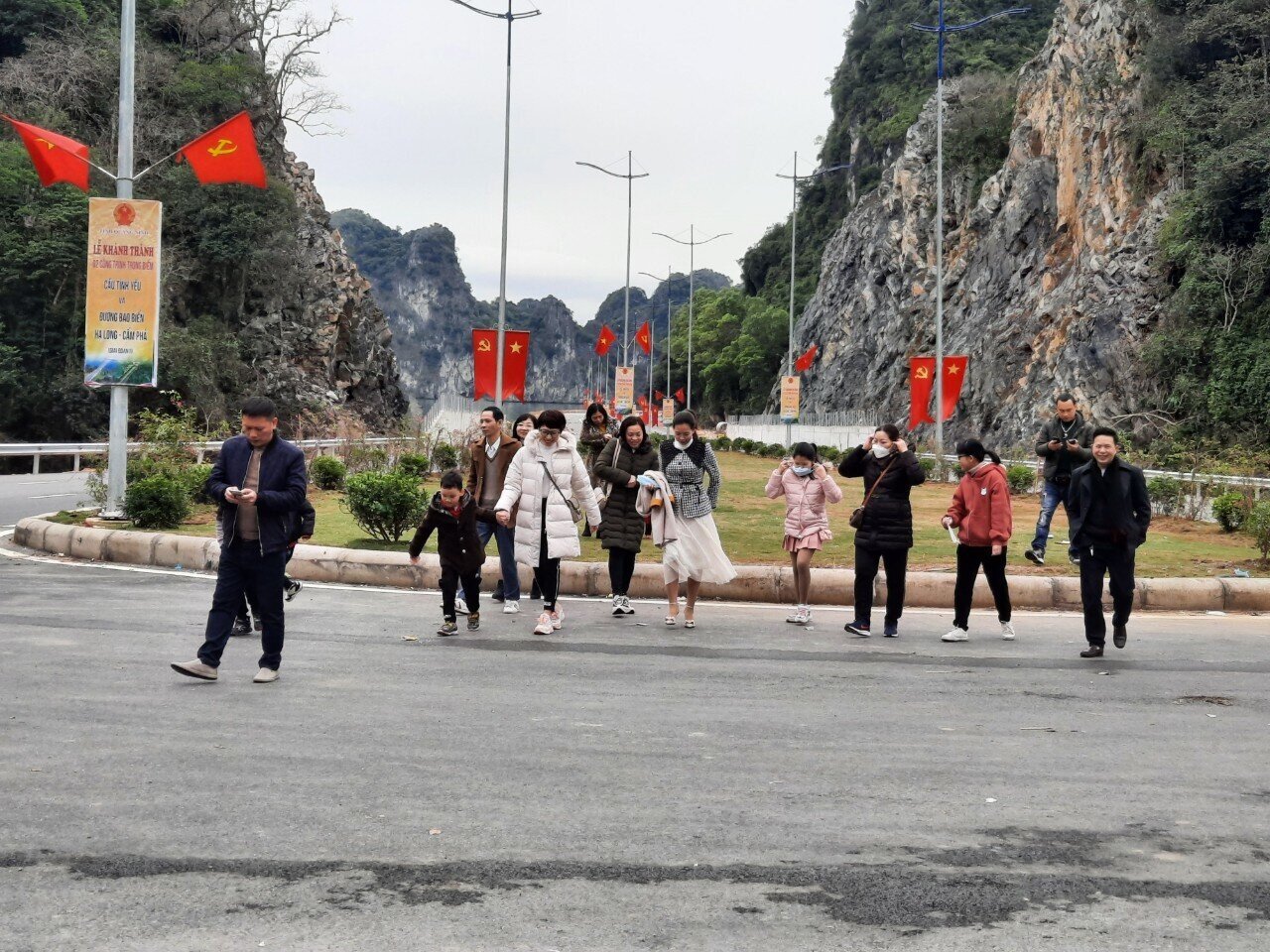 Anh Nguyễn Văn Thuận đến từ H&agrave; Nội, bộc bạch: H&ocirc;m nay m&igrave;nh c&ugrave;ng gia đ&igrave;nh đi lễ đền Cửa &Ocirc;ng được chạy tr&ecirc;n đường bao biển mới rất đẹp. Đến khu vực n&agrave;y, cả nh&agrave; đều muốn xuống chụp ảnh. Gi&aacute; như ở đ&acirc;y đặt th&ecirc;m một ch&uacute;t hoa, c&acirc;y cảnh th&igrave; c&ograve;n đẹp nữa