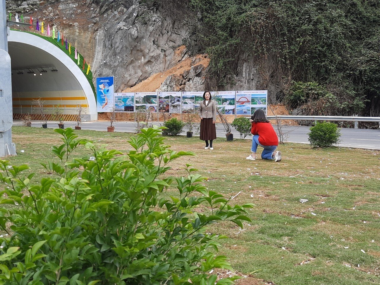 &Ocirc;ng Nguyễn Tường Văn, Chủ tịch UBND tỉnh Quảng Ninh cho biết: Việc kh&aacute;nh th&agrave;nh c&aacute;c c&ocirc;ng tr&igrave;nh cầu T&igrave;nh Y&ecirc;u v&agrave; đường bao biển nối TP Hạ Long - TP Cẩm Phả v&agrave; th&ocirc;ng xe tuyến cao tốc V&acirc;n Đồn - M&oacute;ng C&aacute;i c&oacute; &yacute; nghĩa v&ocirc; c&ugrave;ng quan trọng; h&igrave;nh th&agrave;nh hệ thống hạ tầng giao th&ocirc;ng đồng bộ, hiện đại, tạo ra bước đột ph&aacute; về kh&ocirc;ng gian ph&aacute;t triển kinh tế - x&atilde; hội, th&uacute;c đẩy li&ecirc;n kết v&ugrave;ng, nội v&ugrave;ng, hợp t&aacute;c quốc tế