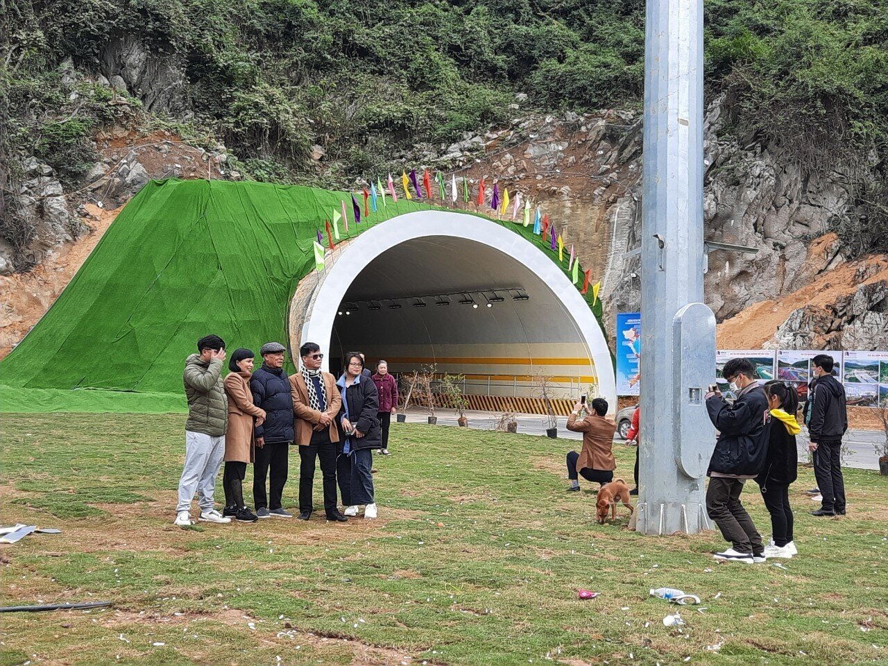 Địa điểm m&agrave; hầu như người n&agrave;o h&agrave;nh tr&igrave;nh tr&ecirc;n tuyến đường bao biển Hạ Long &ndash; Cẩm Phả đều dừng ch&acirc;n để chụp ảnh, đ&oacute; l&agrave; hầm xuy&ecirc;n n&uacute;i. S&aacute;ng m&ugrave;ng 3 Tết, tiết trời m&aacute;t mẻ, tại cửa hầm xuy&ecirc;n n&uacute;i h&agrave;ng chục người d&acirc;n m&ecirc; mải chụp ảnh