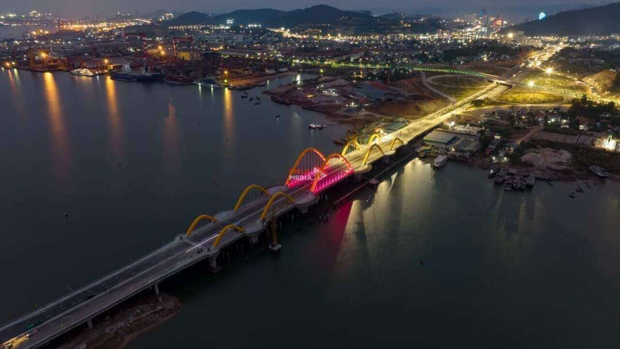 Với &yacute; tưởng kiến tr&uacute;c l&agrave; "c&aacute;nh chim biển tr&ecirc;n vịnh Hạ Long", cầu T&igrave;nh Y&ecirc;u l&agrave; c&ocirc;ng tr&igrave;nh c&oacute; kiến tr&uacute;c độc đ&aacute;o, mang t&iacute;nh thẩm mỹ cao.