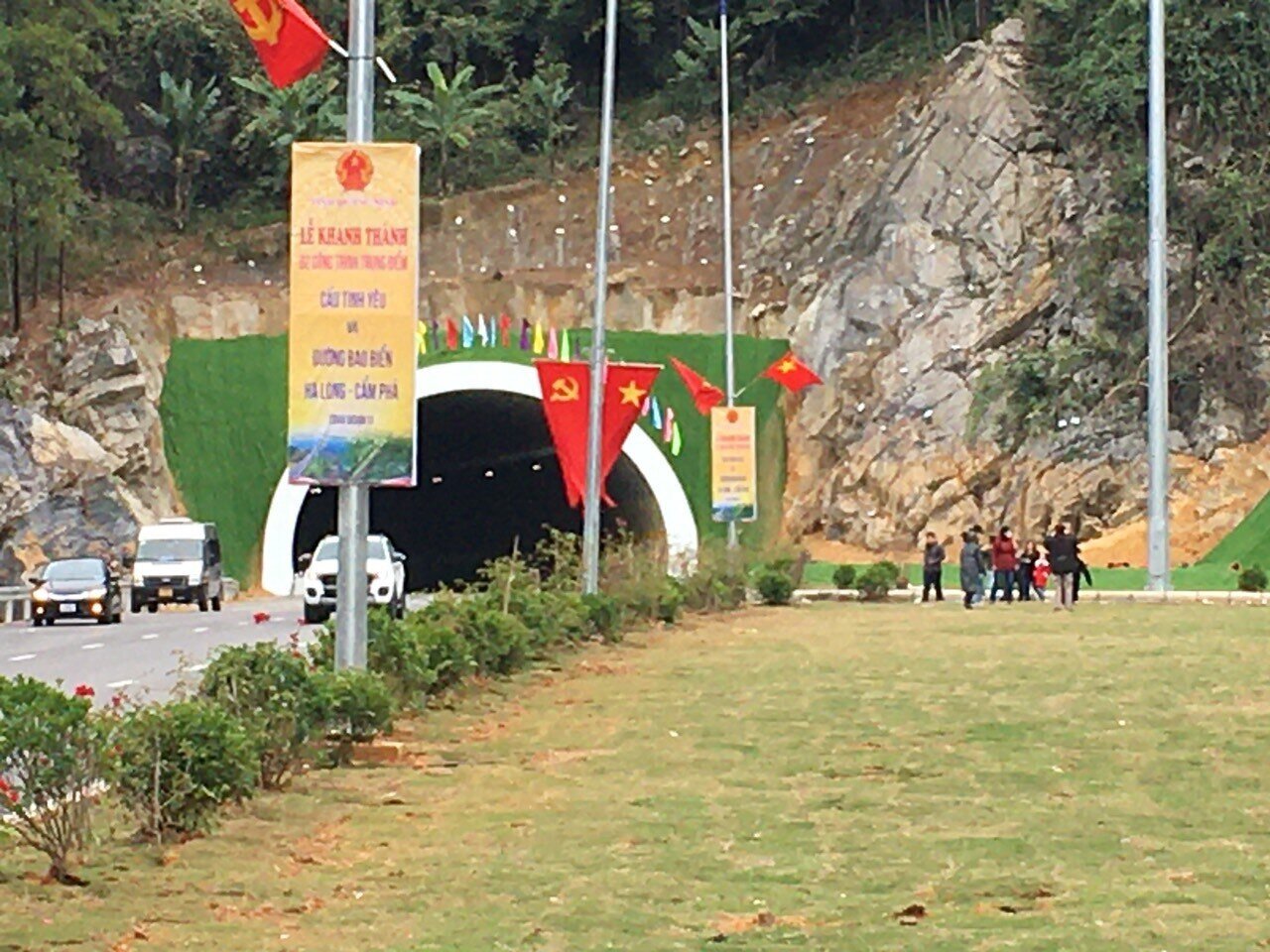 "C&ugrave;ng với cơ sở hạ tầng giao th&ocirc;ng hiện c&oacute;, c&ocirc;ng tr&igrave;nh cầu T&igrave;nh Y&ecirc;u v&agrave; đường bao biển nối TP Hạ Long - TP Cẩm Phả đưa Quảng Ninh ng&agrave;y c&agrave;ng trở th&agrave;nh điểm trung chuyển chiến lược trong khu vực hợp t&aacute;c Đ&ocirc;ng &Aacute; - Đ&ocirc;ng Nam &Aacute;, ASEAN - Trung Quốc, tạo động lực mạnh mẽ th&uacute;c đẩy li&ecirc;n kết v&ugrave;ng; tạo th&ecirc;m c&aacute;c điều kiện để thu h&uacute;t c&aacute;c nh&agrave; đầu tư chiến lược đến với tỉnh Quảng Ninh, mở ra cơ hội mới cho hai th&agrave;nh phố b&ecirc;n bờ di sản", Chủ tịch UBND tỉnh Quảng Ninh Nguyễn Tường Văn cho hay