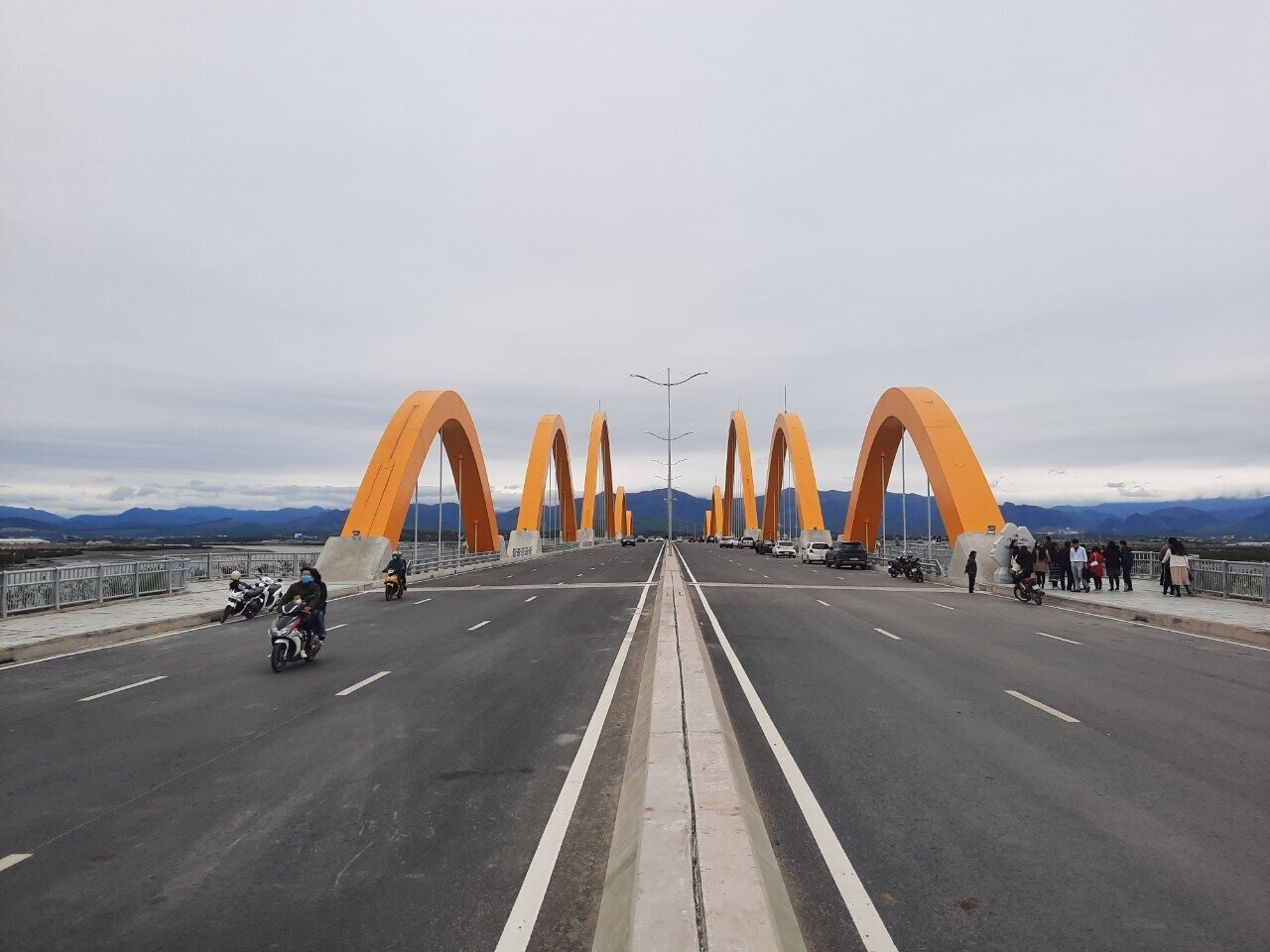 Đ&oacute; l&agrave; cầu T&igrave;nh Y&ecirc;u bắc qua s&ocirc;ng Cửa Lục ở TP Hạ Long v&agrave; hầm xuy&ecirc;n n&uacute;i tr&ecirc;n đường bao biển Hạ Long &ndash; Cẩm Phả đẹp như mơ chạy ven bờ di sản vịnh Hạ Long, B&aacute;i Tử Long được đưa v&agrave;o sử dụng từ ng&agrave;y 1/1/2022. Ảnh: Cầu T&igrave;nh Y&ecirc;u với &yacute; tưởng kiến tr&uacute;c l&agrave; "c&aacute;nh chim biển tr&ecirc;n vịnh Hạ Long"