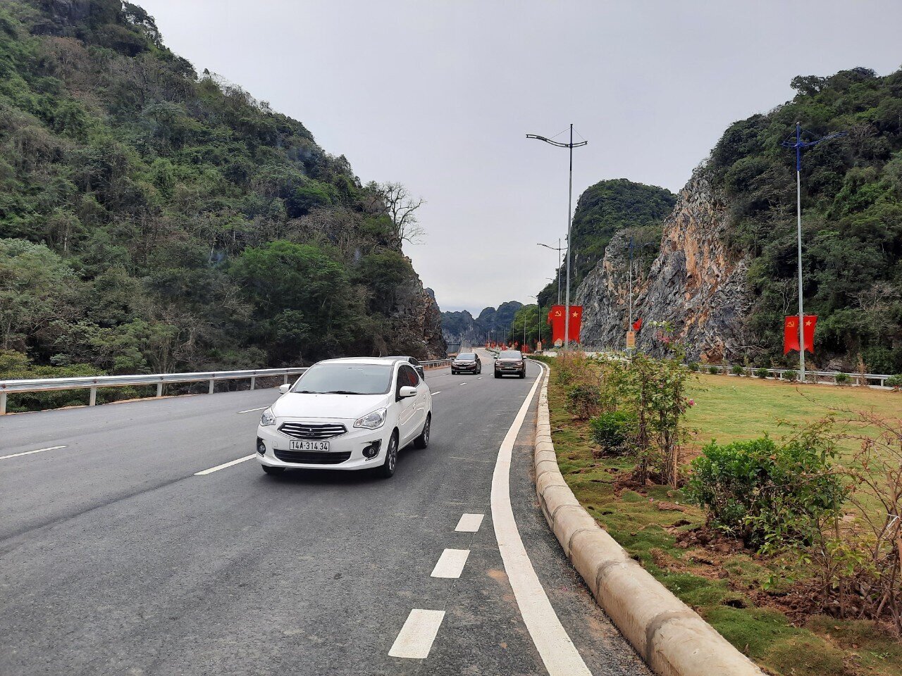 Dự &aacute;n Đường bao biển nối TP Hạ Long - TP Cẩm Phả với hầm xuy&ecirc;n n&uacute;i được coi l&agrave; "kỳ quan mới" của Quảng Ninh. Đường hầm xuy&ecirc;n n&uacute;i đ&aacute; tại Km13 của tuyến đường bao biển nối TP Hạ Long với TP Cẩm Phả được thiết kế c&oacute; tổng chiều d&agrave;i 235m, với 2 ống hầm ri&ecirc;ng biệt, mỗi ống hầm c&oacute; 3 l&agrave;n xe