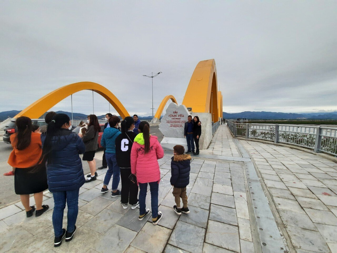 Tết n&agrave;y, người d&acirc;n tới ngắm, chụp ảnh b&ecirc;n c&acirc;y cầu T&igrave;nh Y&ecirc;u với kh&aacute;t vọng năm mới c&oacute; được t&igrave;nh y&ecirc;u đong đầy hơn, hạnh ph&uacute;c hơn v&agrave; hanh th&ocirc;ng, thuận lợi hơn