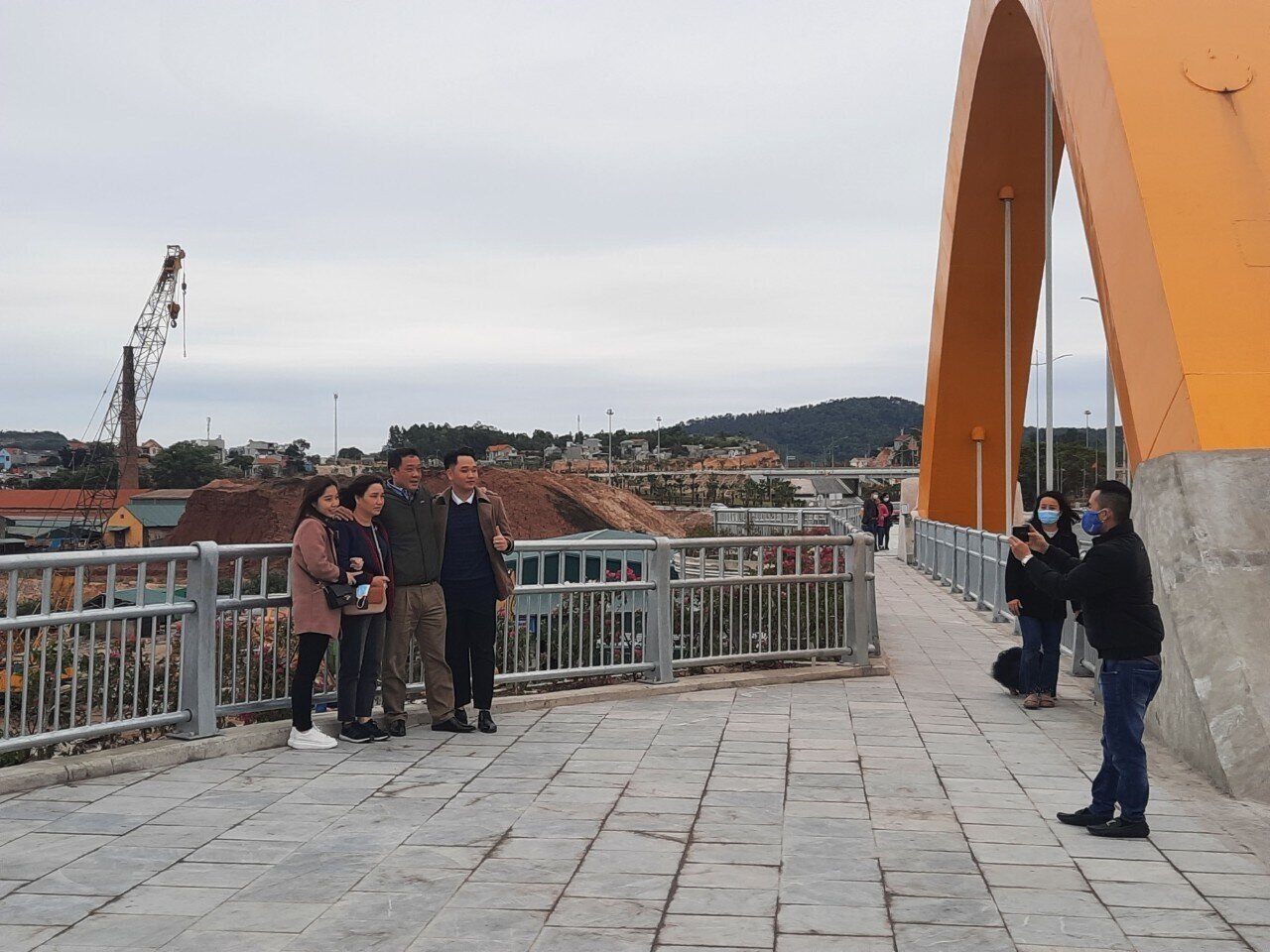 Thời tiết Quảng Ninh kh&aacute; lạnh, đ&ocirc;i l&uacute;c c&oacute; mưa r&agrave;o nhẹ, thế nhưng, ở cầu T&igrave;nh Y&ecirc;u, mỗi ng&agrave;y c&oacute; h&agrave;ng ng&agrave;n người đến ngắm cầu, ngắm cảnh v&agrave; chụp ảnh lưu niệm