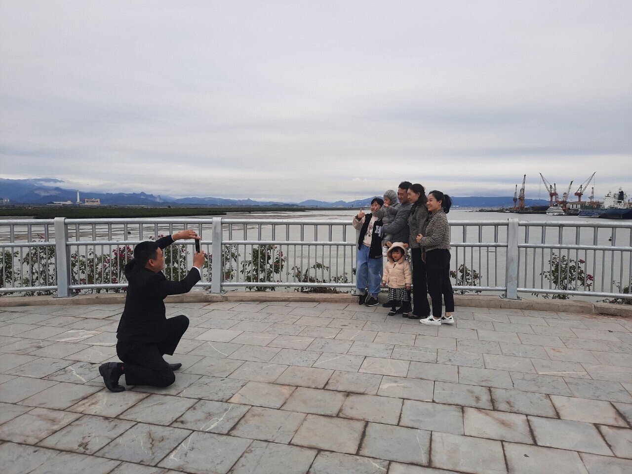 Anh Nguyễn Quang Đo&agrave;n, người d&acirc;n x&atilde; Dương Huy, TP Cẩm Phả, tỉnh Quảng Ninh, chia sẻ: Xem tr&ecirc;n ti vi, đọc b&aacute;o thấy Cầu T&igrave;nh Y&ecirc;u lung linh như c&acirc;y đ&agrave;n khổng lồ nối đ&ocirc;i bờ Cửa Lục trong đ&ecirc;m, gia đ&igrave;nh t&ocirc;i chưa c&oacute; dịp được đến. H&ocirc;m nay ra đ&acirc;y ngắm cầu mới thấy được T&igrave;nh Y&ecirc;u đẹp v&agrave; &yacute; nghĩa đối với sự ph&aacute;t triển của địa phương. Bởi v&igrave;, c&acirc;u cầu đ&atilde; kết nối trung t&acirc;m TP Hạ Long với c&aacute;c x&atilde; ven biển khu vực Ho&agrave;nh Bồ cũ. C&oacute; c&acirc;y cầu n&agrave;y, việc đi lại giữa c&aacute;c khu vực của th&agrave;nh phố gần hơn, thuận lợi hơn