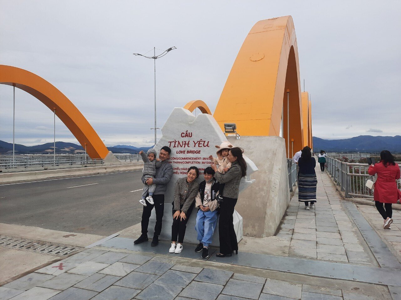 Để ph&ograve;ng, chống dịch Covid-19, tỉnh Quảng Ninh đ&atilde; dừng c&aacute;c hoạt động lễ hội, bắn ph&aacute;o hoa trong dịp Tết Nh&acirc;m Dần 2022, nhưng người d&acirc;n Quảng Ninh v&agrave; du kh&aacute;ch lại c&oacute; 2 địa điểm check in th&uacute; vị dịp Tết đến, Xu&acirc;n về n&agrave;y