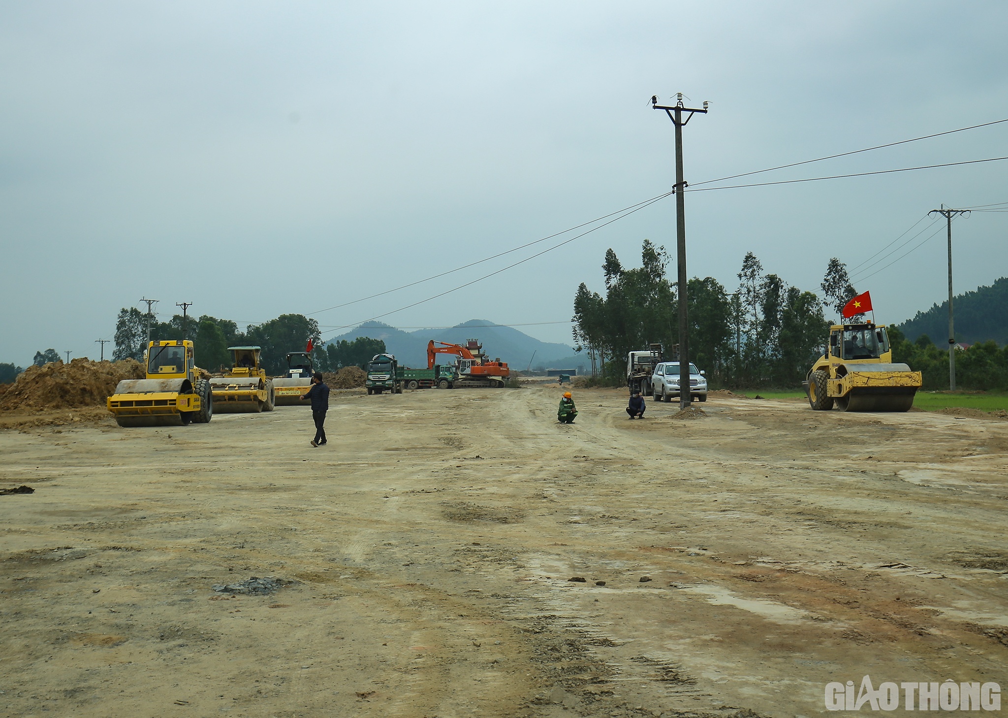 Trong khi đ&oacute;, tại c&ocirc;ng trường đường nối v&agrave;o đầu hầm ph&iacute;a Nam, hầm Trường Vinh, đơn vị thi c&ocirc;ng đ&atilde; tập kết h&agrave;ng chục m&aacute;y m&oacute;c, thiết bị; c&aacute;c c&ocirc;ng nh&acirc;n cũng đ&atilde; c&oacute; mặt để thi c&ocirc;ng ồ ạt nhằm đẩy nhanh tiến độ.