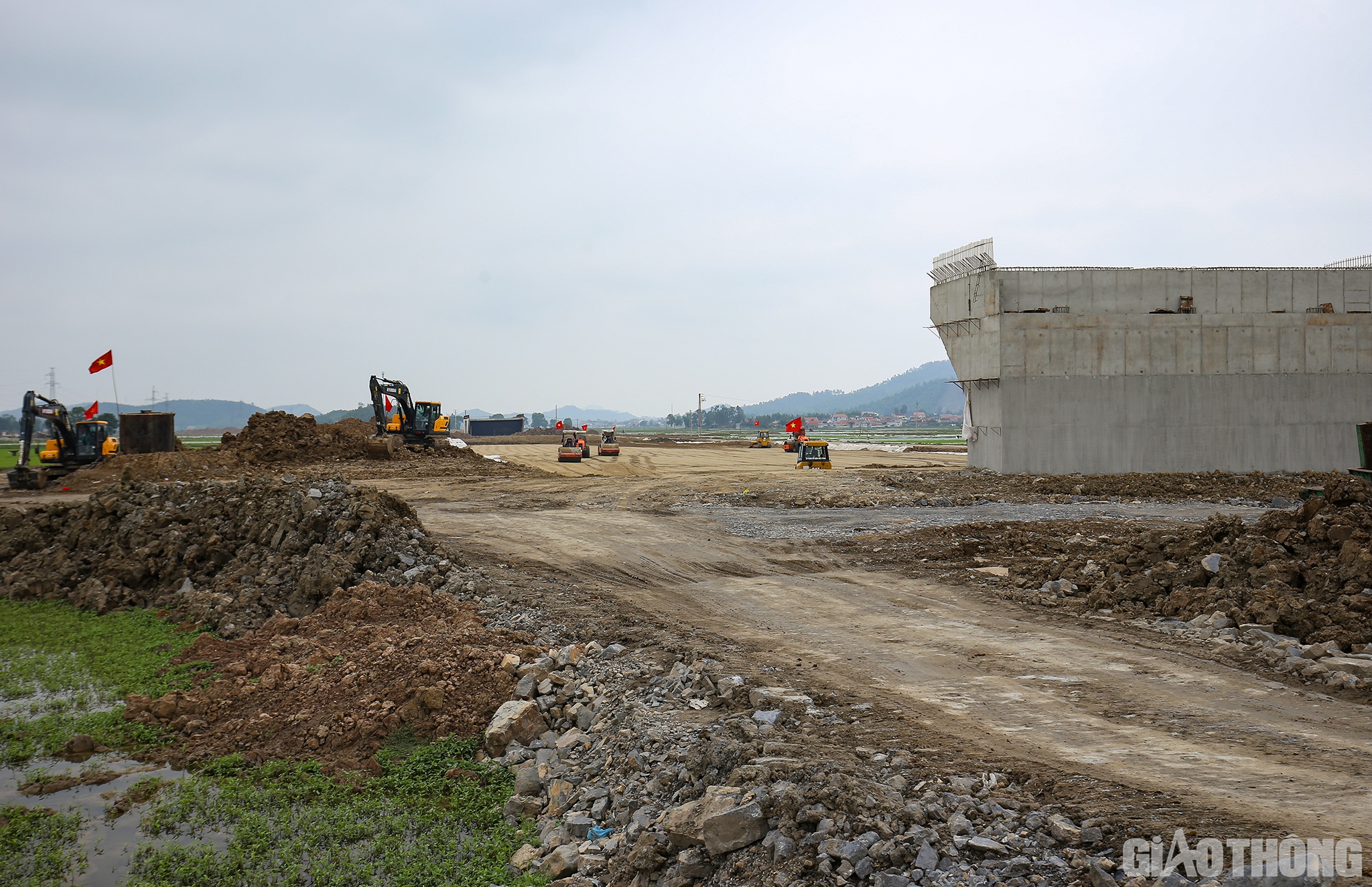 Được biết, sau lễ ph&aacute;t động &ldquo;Xu&acirc;n Nh&acirc;m Dần tr&ecirc;n c&ocirc;ng trường giao th&ocirc;ng&rdquo; của Bộ GTVT, tại dự &aacute;n Nghi Sơn - Diễn Ch&acirc;u c&oacute; 4 đơn vị thi c&ocirc;ng l&agrave; C&ocirc;ng ty CP Tập đo&agrave;n Đ&egrave;o Cả, C&ocirc;ng ty TNHH Tập đo&agrave;n Sơn Hải, C&ocirc;ng ty CP Đầu tư x&acirc;y dựng Trường Sơn, C&ocirc;ng ty CP x&acirc;y lắp 368 đăng k&yacute; thi c&ocirc;ng xuy&ecirc;n Tết.