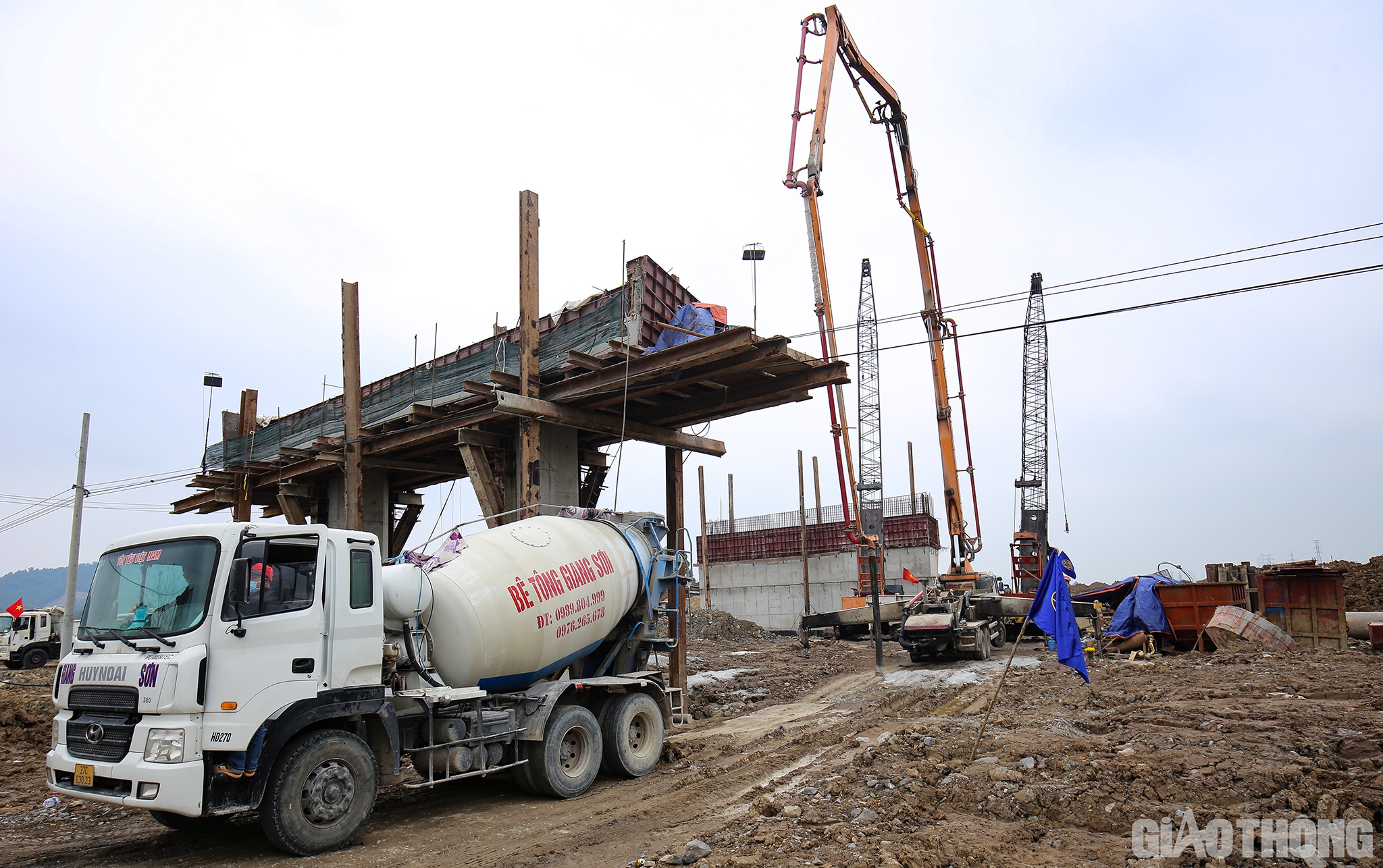 &Ocirc;ng Phan Đức Thế - Ph&oacute; Gi&aacute;m đốc C&ocirc;ng ty CP X&acirc;y lắp 368 cho biết: T&iacute;nh đến cuối năm T&acirc;n Sửu (2021), c&ocirc;ng tr&igrave;nh cầu Quỳnh Lưu đ&atilde; đạt 65% khối lượng, vượt hơn 200% thời gian theo kế hoạch. Tuy nhi&ecirc;n, hưởng ứng lời ph&aacute;t động &ldquo;Xu&acirc;n Nh&acirc;m Dần tr&ecirc;n c&ocirc;ng trường giao th&ocirc;ng&rdquo; của Bộ GTVT, tr&ecirc;n tinh thần tự nguy&ecirc;n, c&ocirc;ng ty đ&atilde; bố tr&iacute; 10 kỹ sư, c&ocirc;ng nh&acirc;n thi c&ocirc;ng xuy&ecirc;n Tết.