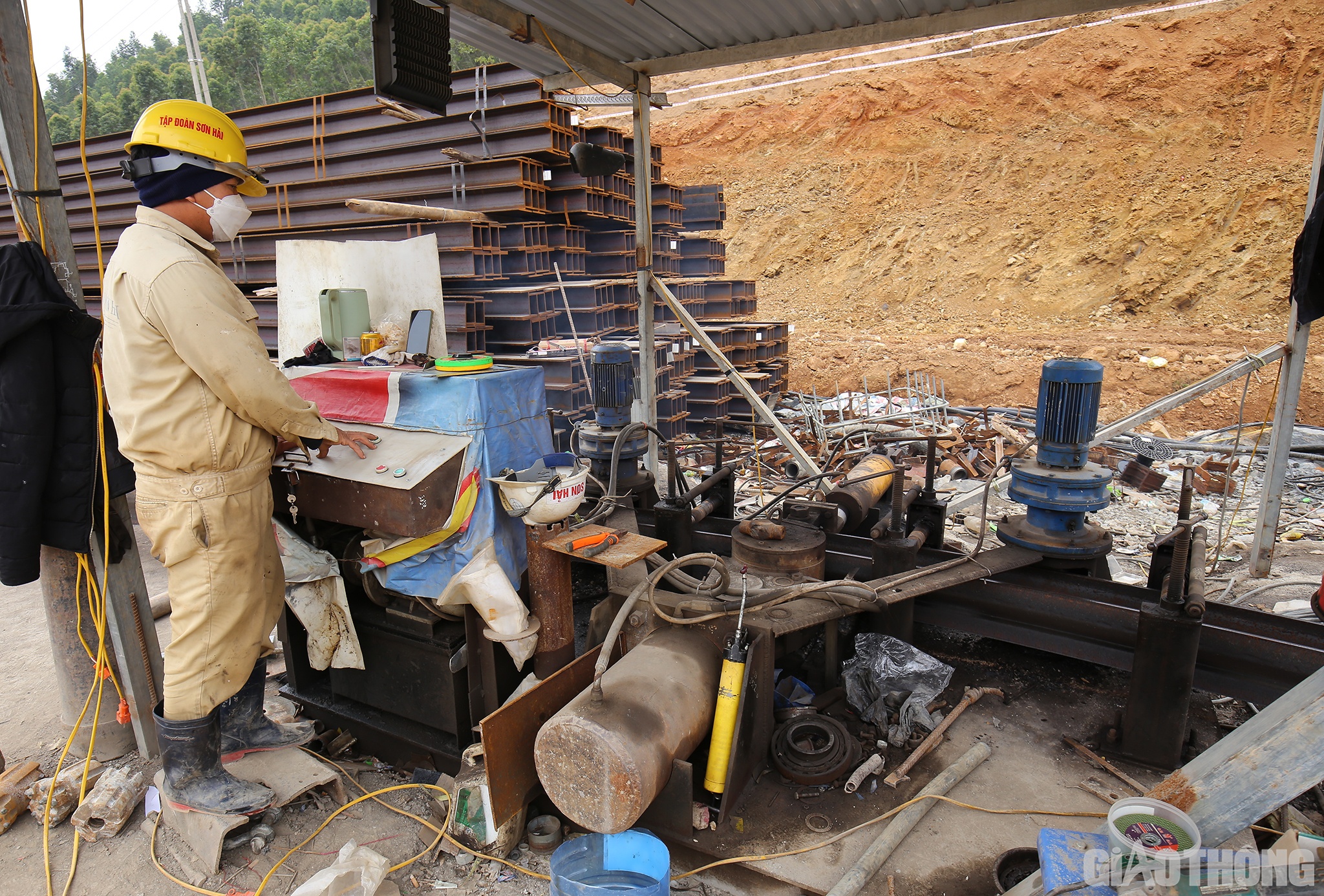 &ldquo;L&agrave;m c&ocirc;ng nh&acirc;n giao th&ocirc;ng, việc ăn Tết tr&ecirc;n c&ocirc;ng trường l&agrave; chuyện b&igrave;nh thường. Cũng thấy hơi buồn v&igrave; kh&ocirc;ng được b&ecirc;n vợ con, gia đ&igrave;nh v&agrave;o khoảnh khắc giao thừa, nhưng cũng rất tự h&agrave;o khi được đ&oacute;ng g&oacute;p c&ocirc;ng sức m&igrave;nh tr&ecirc;n đại c&ocirc;ng trường trọng điểm của quốc gia&rdquo;, anh To&aacute;n n&oacute;i.