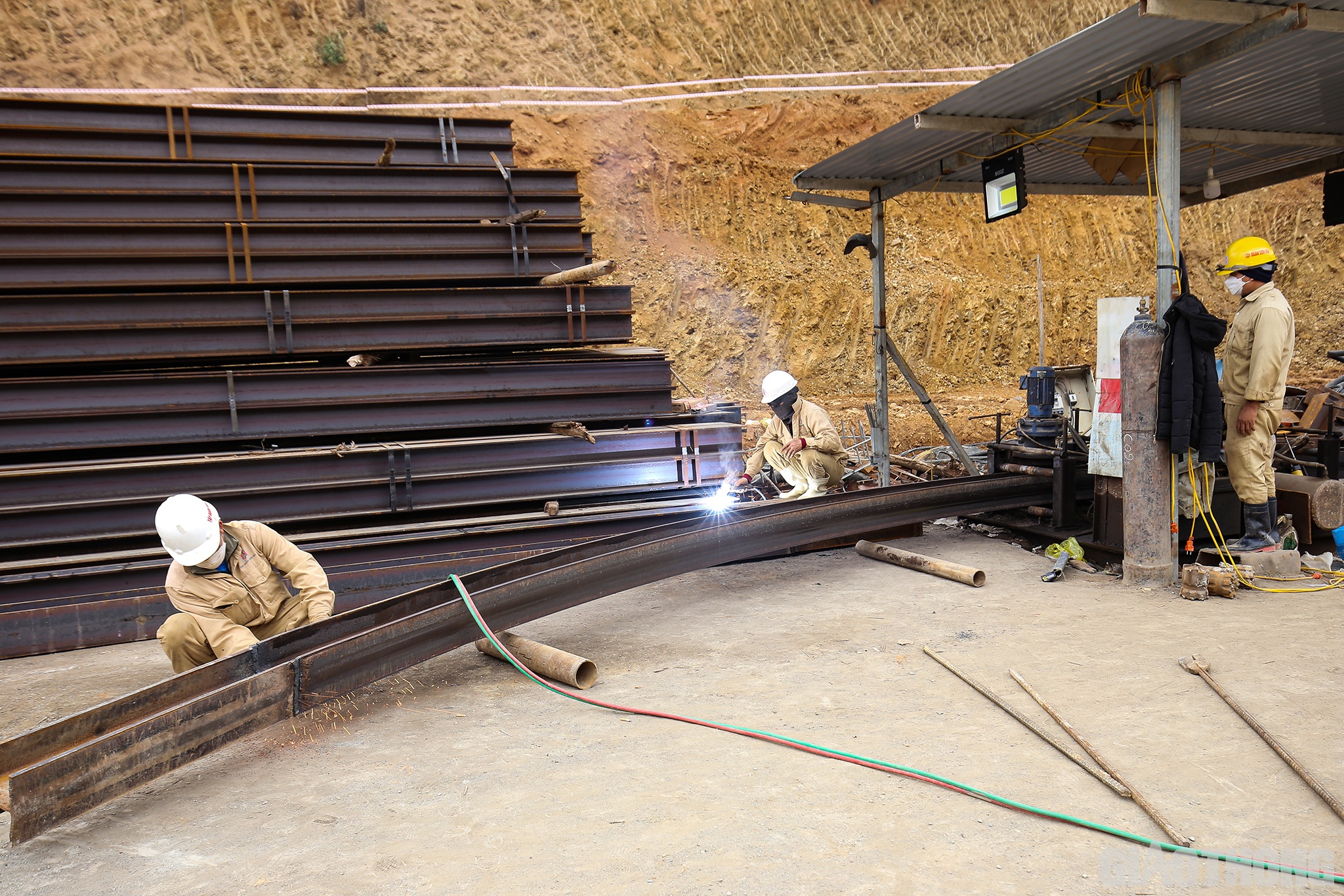 D&ugrave; nhiệt độ ngo&agrave;i trời kh&aacute; lạnh, thế nhưng anh Đỗ C&ocirc;ng To&aacute;n (thuộc C&ocirc;ng ty TNHH Tập đo&agrave;n Sơn Hải) vẫn lấm tấm mồ h&ocirc;i. Vừa c&ugrave;ng đồng nghiệp ho&agrave;n thiện hệ thống thanh uốn m&aacute;i v&ograve;m, anh To&aacute;n n&oacute;i: "M&igrave;nh l&agrave;m việc cho Tập đo&agrave;n Sơn Hải được 15 năm, năm nay lại th&ecirc;m một năm ăn Tết tr&ecirc;n c&ocirc;ng trường".