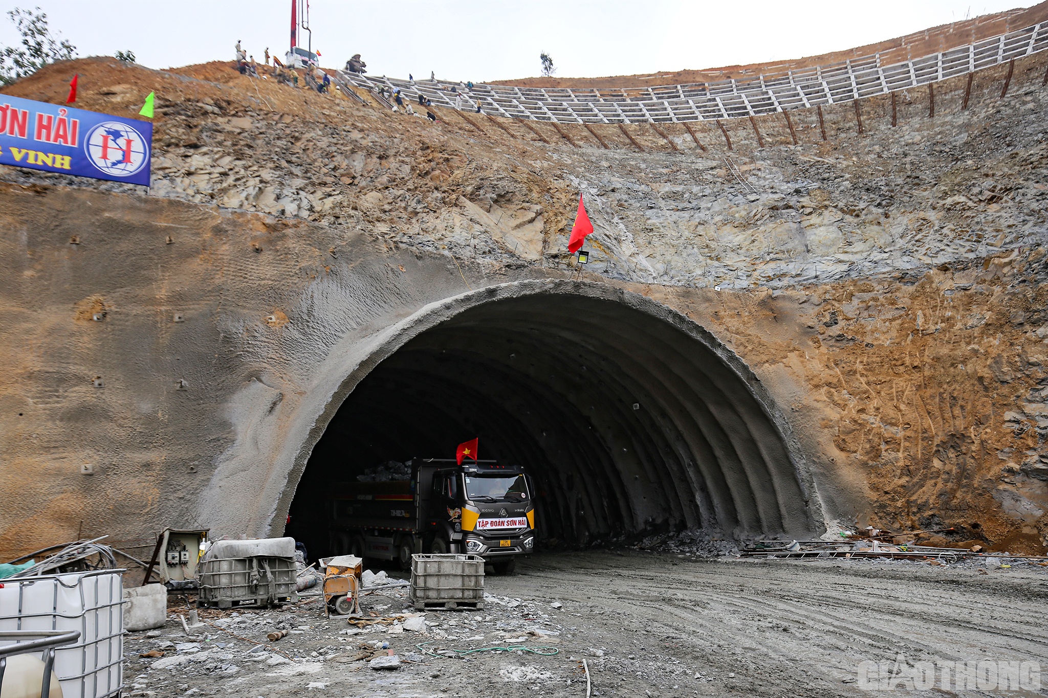 Kh&ocirc;ng kh&iacute; xu&acirc;n năm mới tr&agrave;n ngập khắp mọi nơi, người người du xu&acirc;n. Thế nhưng, tr&ecirc;n đại c&ocirc;ng trường thi c&ocirc;ng  cao tốc Bắc - Nam đoạn Nghi Sơn - Diễn Ch&acirc;u, kh&ocirc;ng kh&iacute; lao động đang rất s&ocirc;i động, rộn r&agrave;ng.