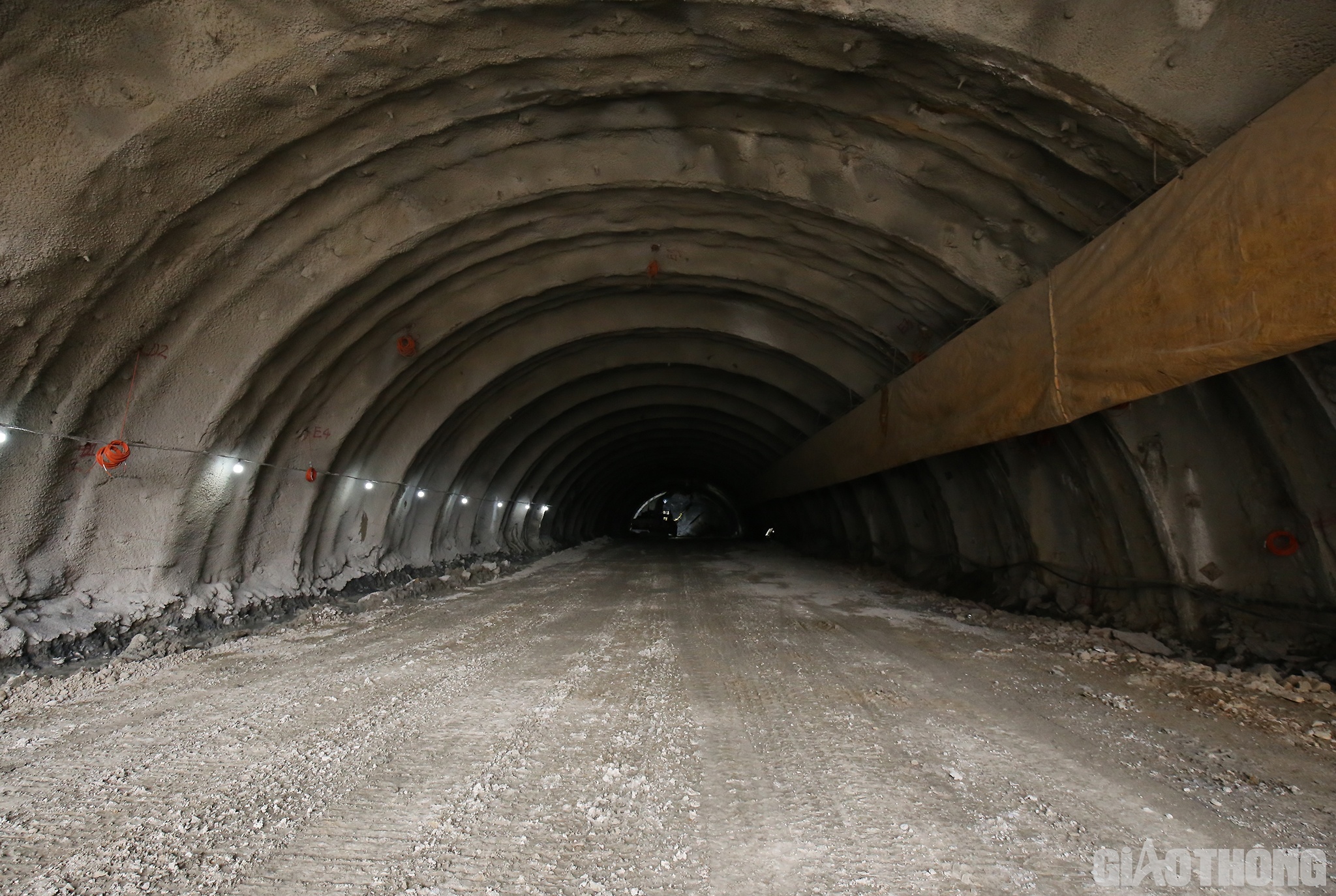 Hiện nay, ống hầm b&ecirc;n phải đ&atilde; thi c&ocirc;ng được 120m. C&aacute;c c&ocirc;ng nh&acirc;n v&agrave; m&aacute;y m&oacute;c vẫn đang khoan tiếp những m&eacute;t đ&aacute; tiếp theo. Trong khi đ&oacute;, ống hầm b&ecirc;n tr&aacute;i đ&atilde; khoan được 40m, hiện c&aacute;c c&ocirc;ng nh&acirc;n đang x&uacute;c đ&aacute; ở b&ecirc;n trong ra ngo&agrave;i để tiếp tục khoan.