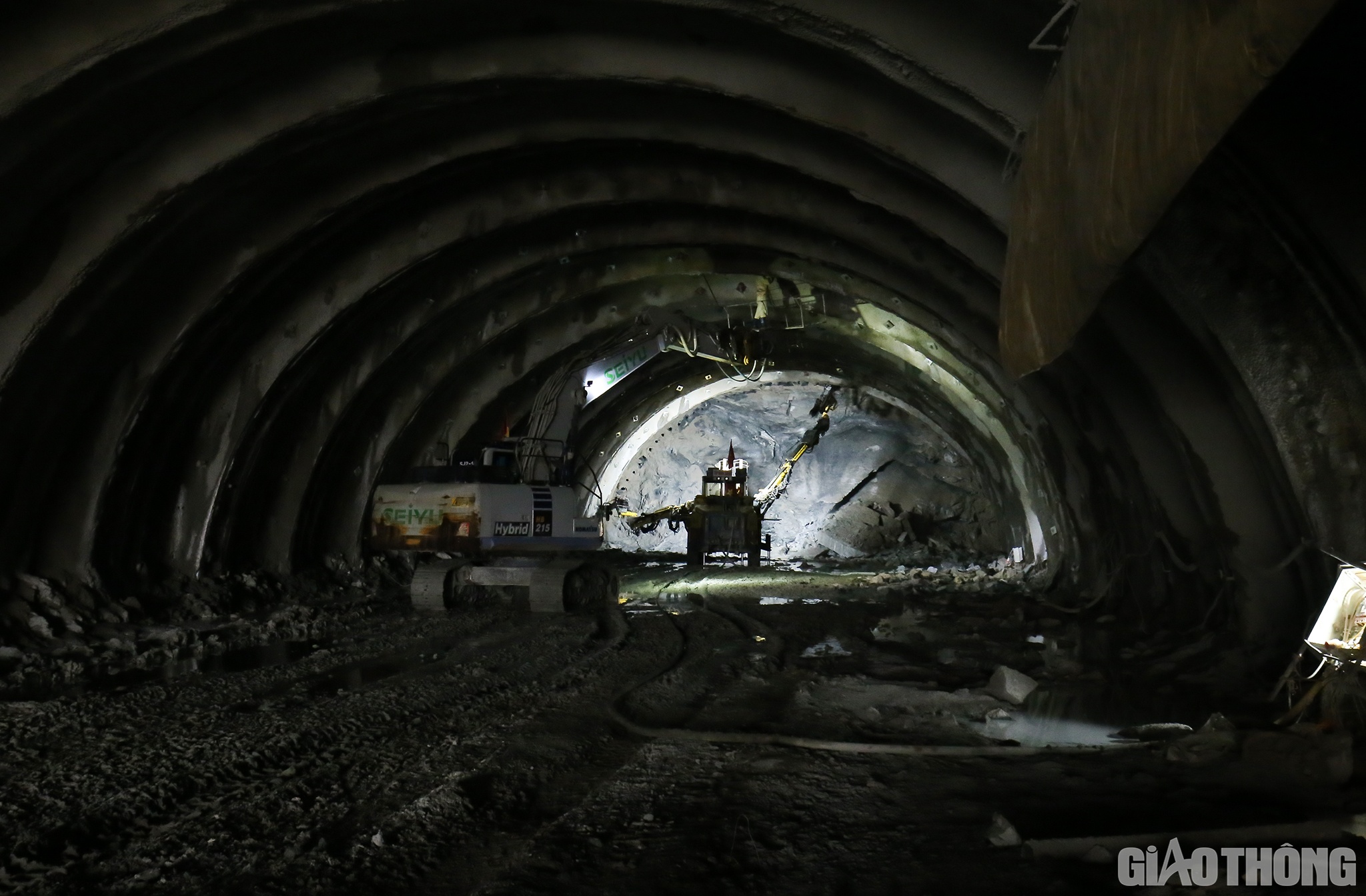 &ldquo;So với đường găng kế hoạch th&igrave; tiến độ thi c&ocirc;ng hầm Trường Vinh của c&ocirc;ng ty đ&atilde; vượt kh&aacute; nhiều; Đảm bảo thời hạn 30/4/2022 sẽ th&ocirc;ng ống hầm b&ecirc;n phải&rdquo;, kỹ sư Thăng cho biết.