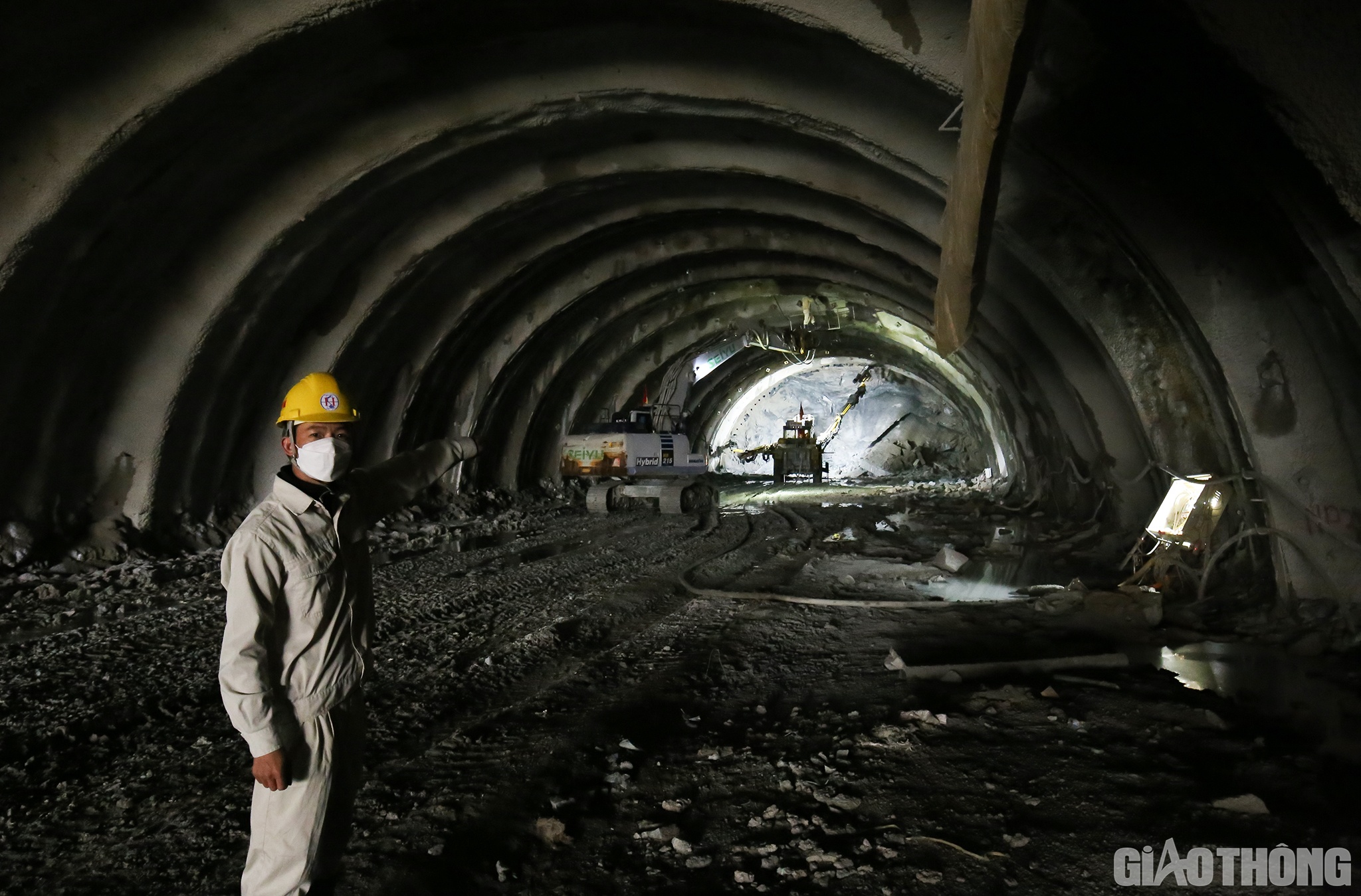 C&oacute; c&ugrave;ng cảm x&uacute;c, kỹ sư Đinh Anh Thăng (thuộc C&ocirc;ng ty TNHH Tập đo&agrave;n Sơn Hải) cho biết: Trong những ng&agrave;y nghỉ Tết Nh&acirc;m Dần vừa qua, c&ocirc;ng ty bố tr&iacute; 20 kỹ sư, c&ocirc;ng nh&acirc;n c&ugrave;ng rất nhiều xe, m&aacute;y v&agrave; thiết bị&hellip; vừa ăn Tết tr&ecirc;n c&ocirc;ng trường vừa thi c&ocirc;ng.