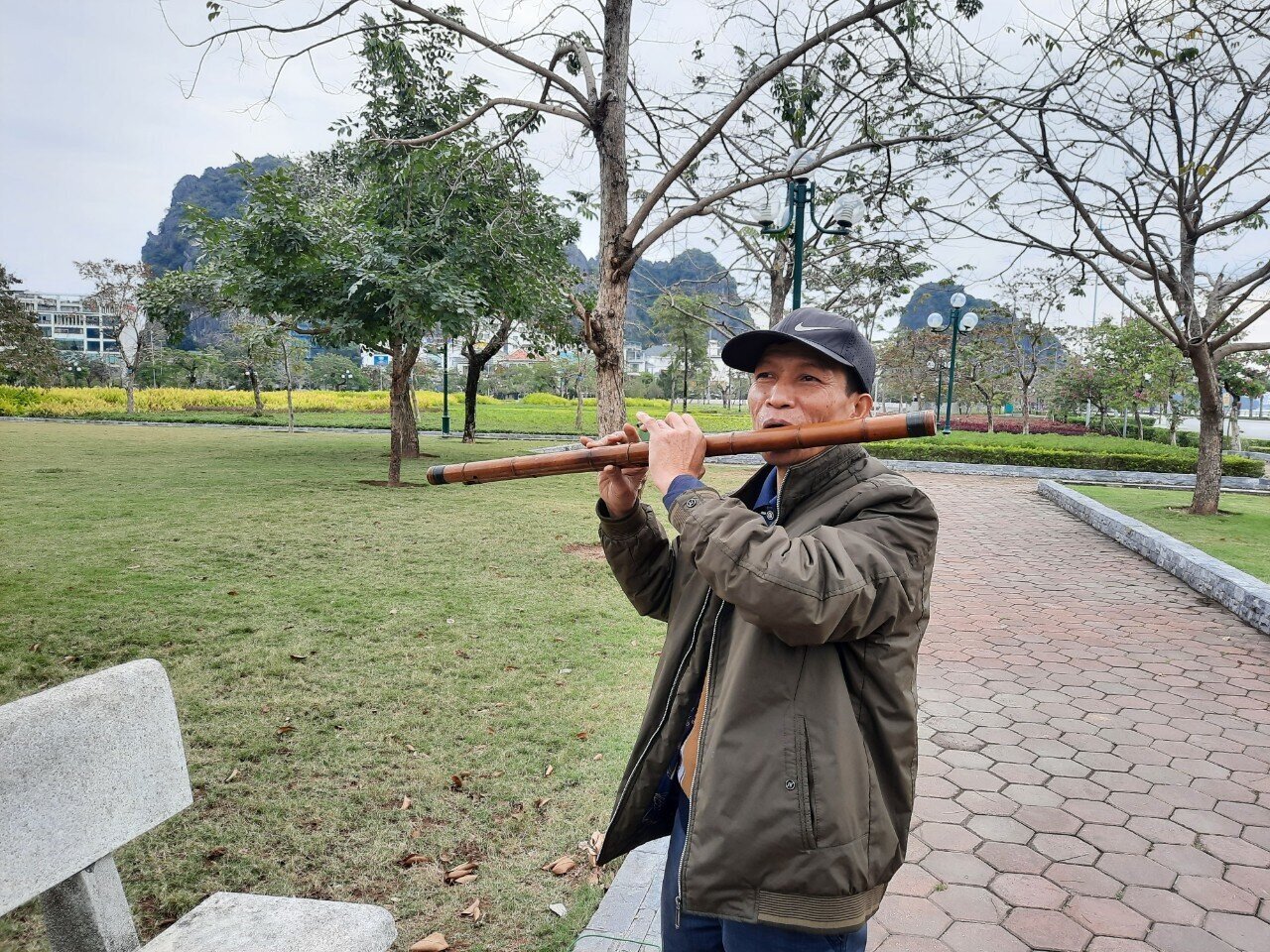 Tại C&ocirc;ng vi&ecirc;n hoa L&aacute;n B&egrave; (phường Bạch Đằng, TP Hạ Long), d&ugrave; nhiều hoa v&agrave; tho&aacute;ng đ&atilde;ng, nhưng chỉ l&aacute;c đ&aacute;c c&oacute; v&agrave;i người đi dạo. Cuối c&ocirc;ng vi&ecirc;n c&oacute; một người đ&agrave;n &ocirc;ng đang mải m&ecirc; thổi s&aacute;o. Hỏi ra mới biết, đ&oacute; l&agrave; anh Nguyễn Văn Tho, nh&agrave; ở phường Cẩm Trung, TP Cẩm Phả.