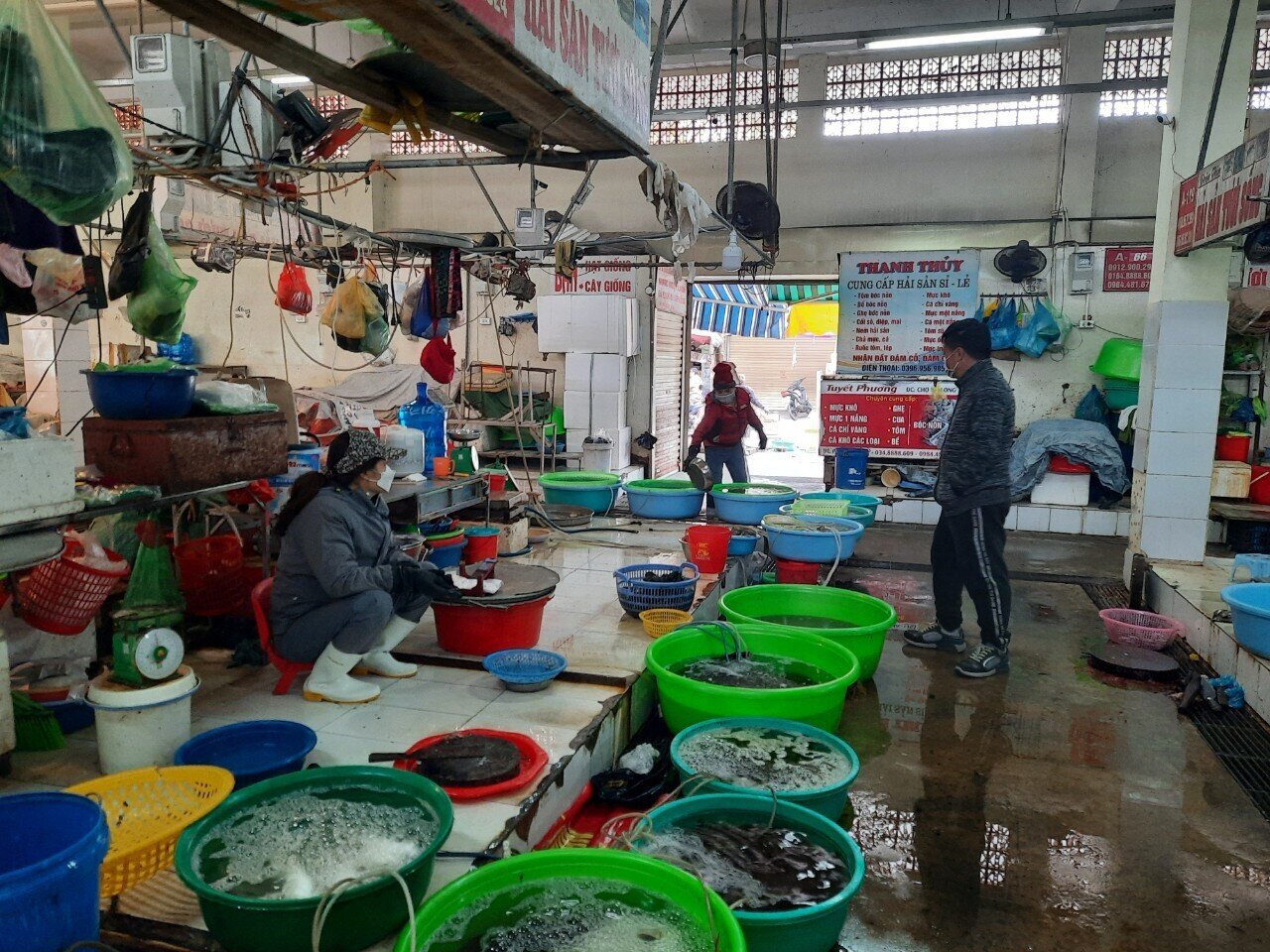 Chị Hồng, một tiểu thương b&aacute;n h&agrave;ng hải sản ở chợ Hạ Long III, phường Hồng Hải (TP Hạ Long) cho hay: Dịp Tết n&agrave;y, nhu cầu ti&ecirc;u d&ugrave;ng h&agrave;ng hải sản của người d&acirc;n tr&ecirc;n địa b&agrave;n kh&ocirc;ng giảm so với c&aacute;c năm trước. Tuy nhi&ecirc;n, b&agrave; con tiểu thương đều hiểu, nếu gi&aacute; cả tăng đột biến sẽ kh&ocirc;ng ti&ecirc;u thụ được. V&igrave; vậy, hầu hết c&aacute;c mặt h&agrave;ng n&ocirc;ng - l&acirc;m - hải sản ở chợ đều giữ ở mức trung b&igrave;nh so với ng&agrave;y thường. Thậm ch&iacute;, một số mặt h&agrave;ng như c&aacute; song, c&aacute; gi&ograve; lại rẻ hơn từ 10 đến 20 ngh&igrave;n đồng/kg.