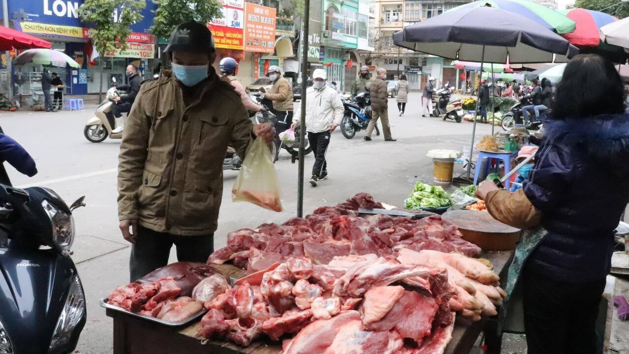 C&aacute;c chợ truyền thống ở TP Hạ Long (Quảng Ninh) mở cửa b&aacute;n h&agrave;ng từ ng&agrave;y m&ugrave;ng 2 Tết Nh&acirc;m Dần, nhưng kh&aacute; vắng kh&aacute;ch mua.