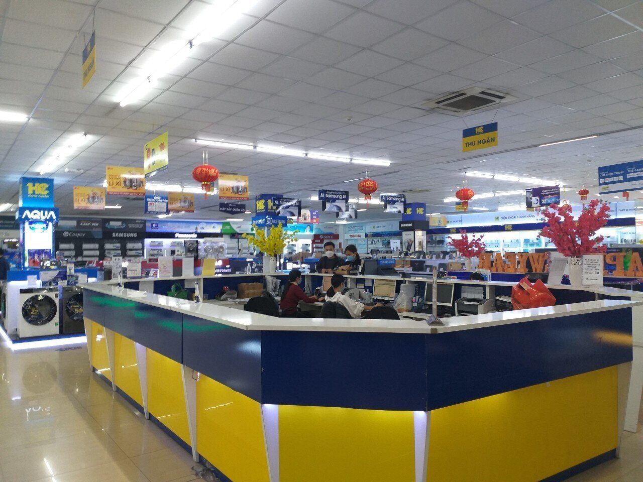 M&ugrave;ng 4 Tết (ng&agrave;y 4/2), c&aacute;c trung t&acirc;m điện m&aacute;y, si&ecirc;u thị như: Go, Điện m&aacute;y HC Quảng Ninh... đ&atilde; hoạt động trở lại, nhưng rất vắng kh&aacute;ch mua.