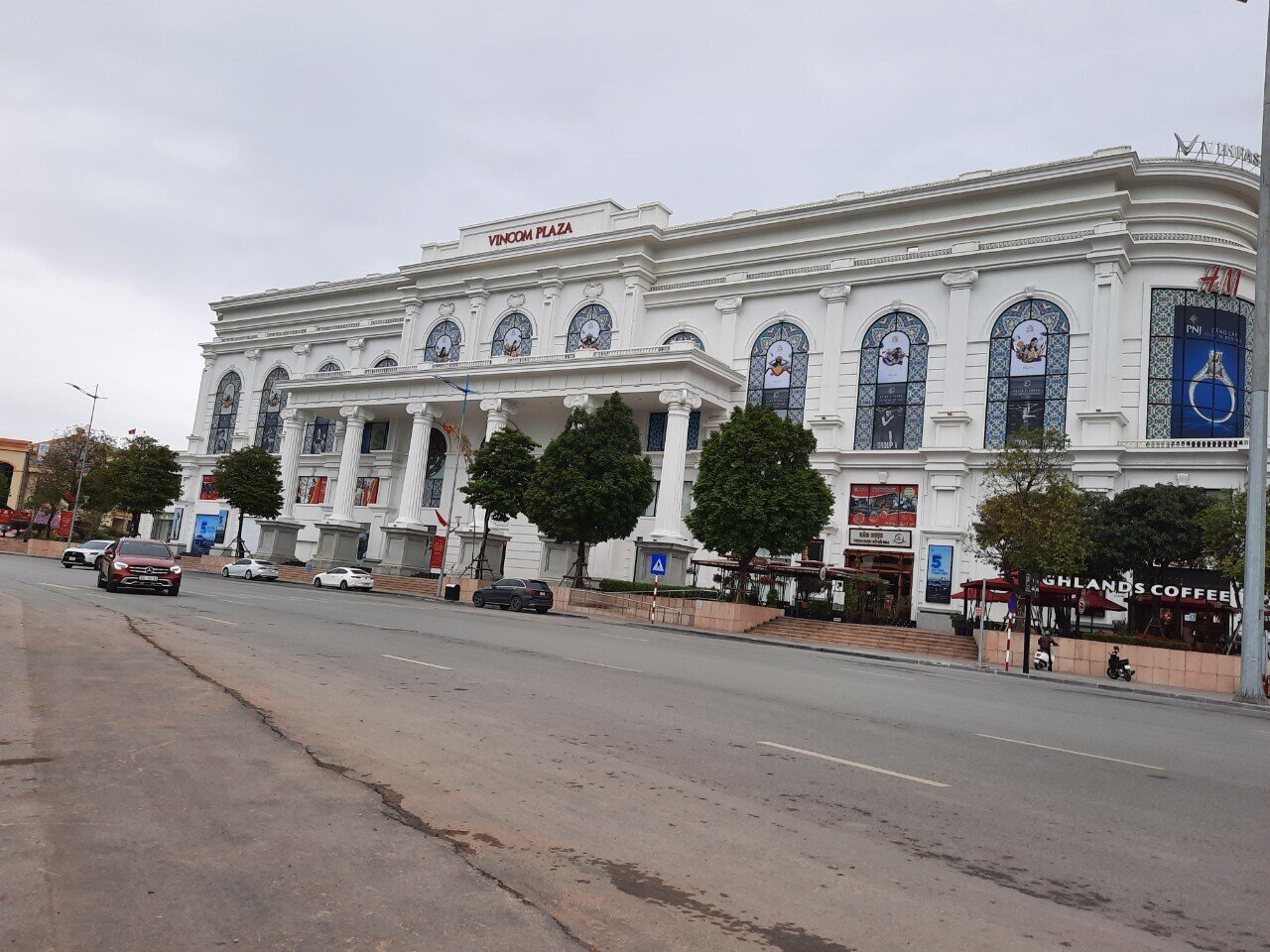 Vincom Plaza - một trong những trung t&acirc;m mua sắm lớn nhất ở TP Hạ Long cũng vắng kh&aacute;ch h&agrave;ng.