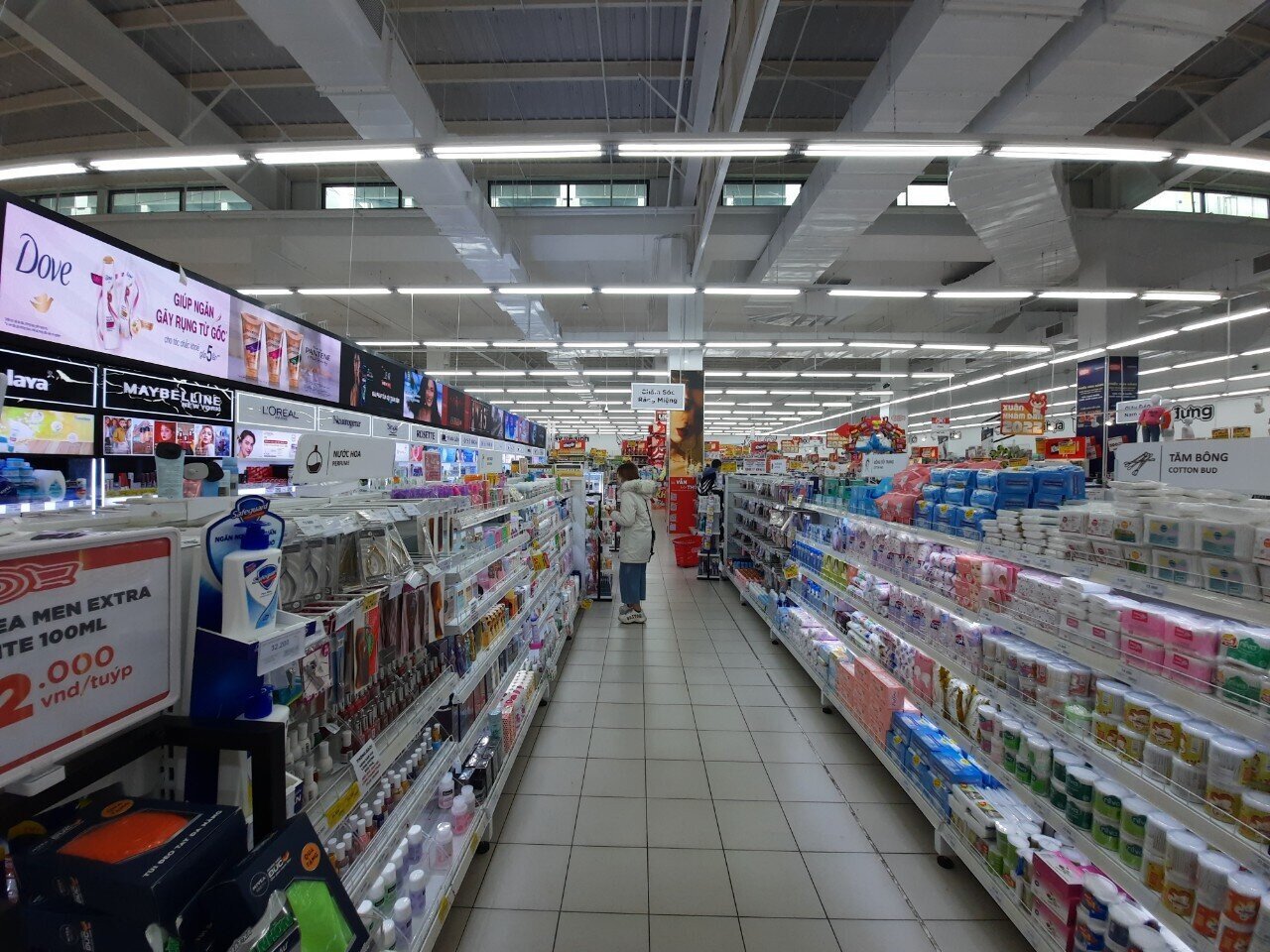 Theo ghi nhận, gi&aacute; cả c&aacute;c mặt h&agrave;ng tại si&ecirc;u thị cũng được giữ nguy&ecirc;n v&agrave; kh&ocirc;ng c&oacute; hiện tượng tăng gi&aacute;. Cụ thể, gi&aacute; thịt lợn đ&ugrave;i, thịt vai 107.000 đồng/kg; thăn 140.000 đồng/kg; xương đu&ocirc;i lợn 64.000 đồng/kg; m&aacute; đ&ugrave;i g&agrave; 65.000 đồng/kg; đ&ugrave;i g&agrave; th&aacute;o khớp 75.000 đồng/kg; cải ngồng xanh 7.900 đồng/g&oacute;i; rau ng&oacute;t 12.900 đồng/b&oacute;; s&uacute;p lơ 17.900 đồng/c&aacute;i&hellip;