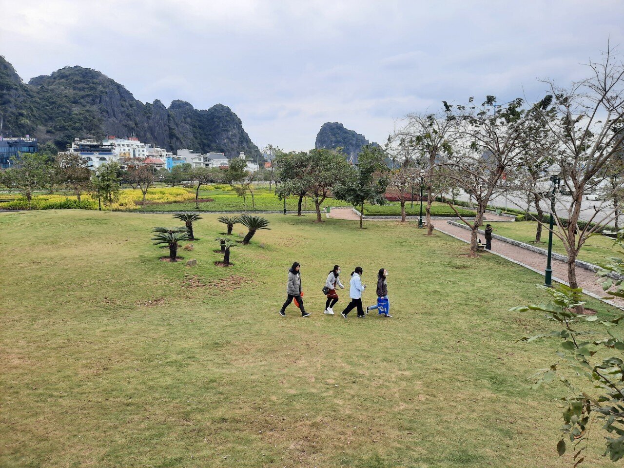 Tết năm nay, c&aacute;c điểm vui chơi tr&ecirc;n địa b&agrave;n TP Hạ Long cũng vắng vẻ lạ thường, kể cả những địa điểm vốn đ&ocirc;ng người trong dịch lễ, Tết tr&ecirc;n địa b&agrave;n TP Hạ Long như Quảng trường 30/10, b&atilde;i tắm Cột 8, C&ocirc;ng vi&ecirc;n hoa L&aacute;n B&egrave;, đường bao biển&hellip;