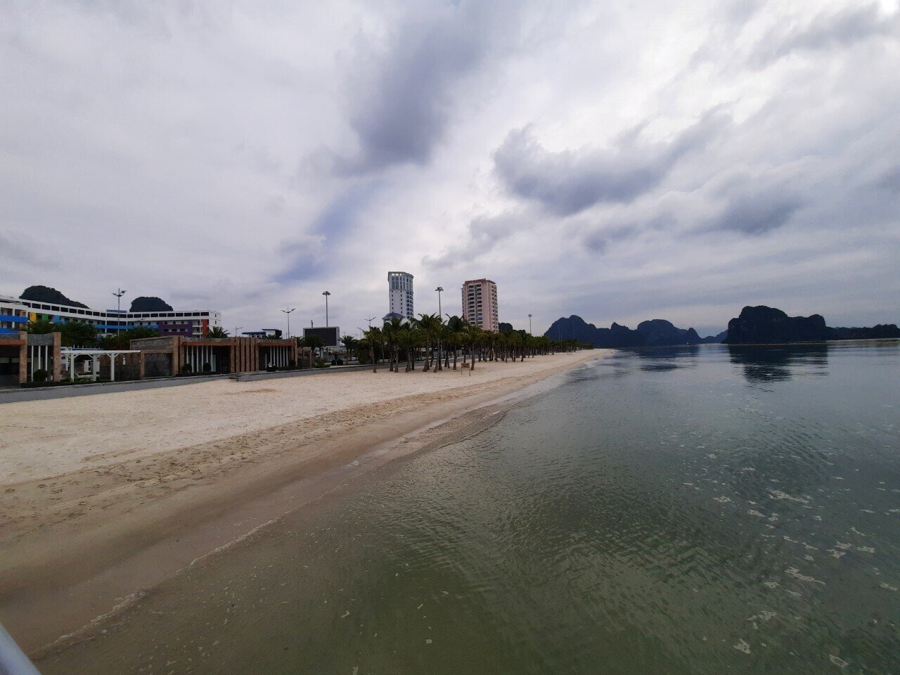 B&atilde;i tắm Cột 8 vắng b&oacute;ng người trong dịp Tết. Chị Vũ Thị Thảo nh&agrave; ở phường Hồng Hải, TP Hạ Long cho biết: T&acirc;m l&yacute; chung của mọi người đều hạn chế thấp nhất giao tiếp hoặc đến chỗ đ&ocirc;ng người để ph&ograve;ng chống dịch bệnh.