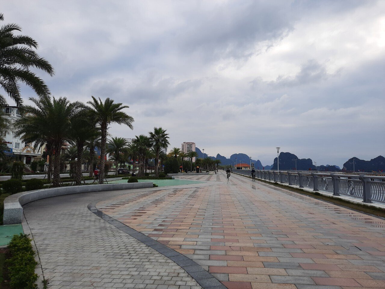 Đường bao biển Hạ Long cũng vắng b&oacute;ng người.