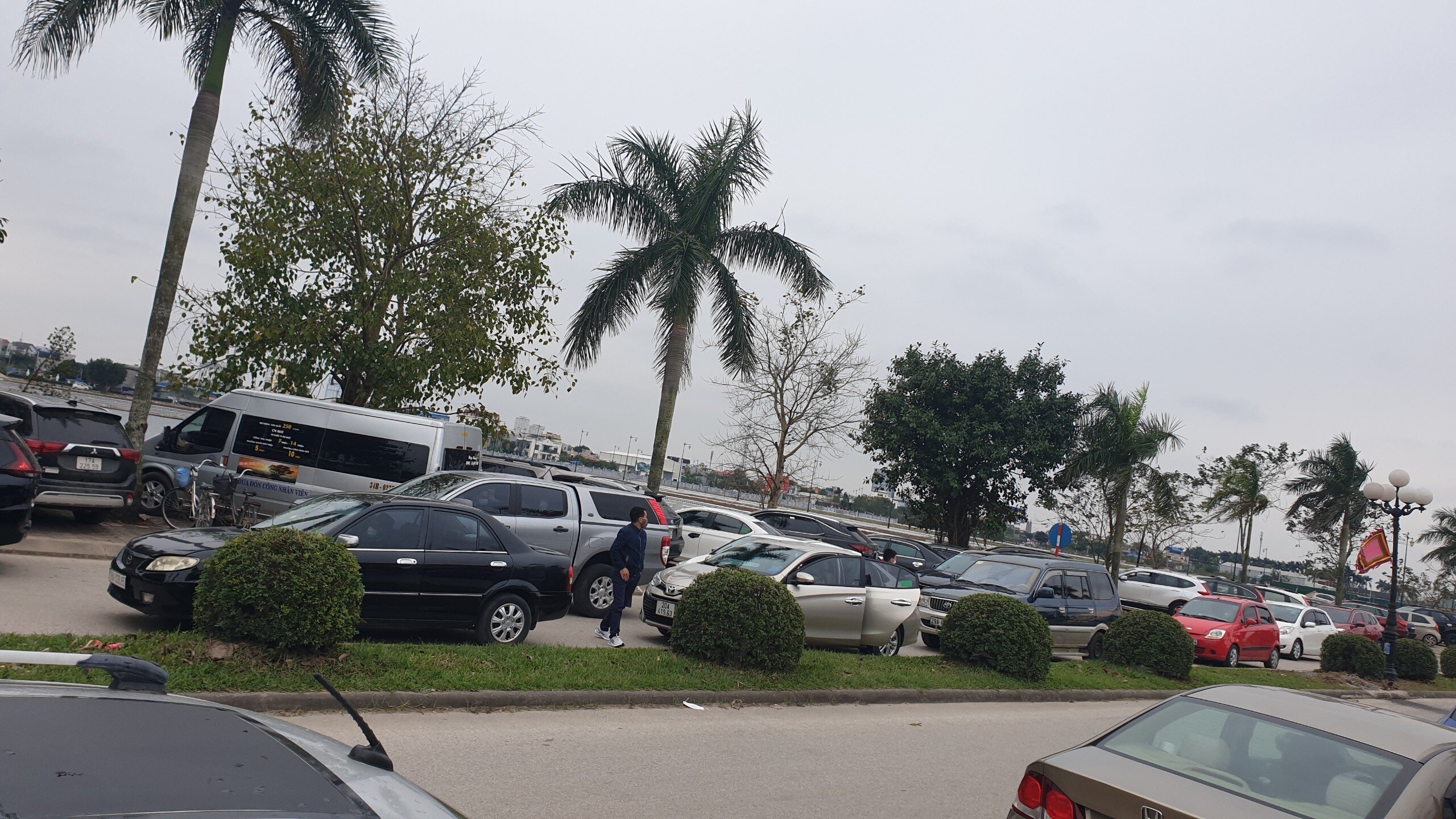 &Ocirc; t&ocirc; xếp h&agrave;ng d&agrave;i, nối đu&ocirc;i nhau chờ gửi xe trong s&aacute;ng m&ugrave;ng 2 Tết với gi&aacute; v&eacute; 30 ngh&igrave;n đồng/xe.