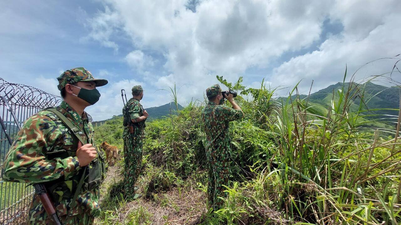 Dẫu xa qu&ecirc;, xa người th&acirc;n trong dịp Tết đến, Xu&acirc;n về, nhưng những người l&iacute;nh bi&ecirc;n ph&ograve;ng ở ph&ecirc;n giậu bi&ecirc;n giới tỉnh Quảng Ninh đ&atilde; g&aacute;c t&igrave;nh ri&ecirc;ng, sẵn s&agrave;ng chắc tay s&uacute;ng, xuy&ecirc;n m&agrave;n sương lạnh, ch&egrave;o đ&egrave;o, lội xuống, vượt biển bảo vệ từng tấc đất thi&ecirc;ng li&ecirc;ng của Tổ quốc. Ảnh: Tổ c&ocirc;ng t&aacute;c của Đồn Bi&ecirc;n ph&ograve;ng Ho&agrave;nh M&ocirc;, huyện B&igrave;nh Li&ecirc;u (Quảng Ninh) tuần tra, kiểm so&aacute;t giữa đại ng&agrave;n bi&ecirc;n giới m&acirc;y m&ugrave; phủ trắng dịp Tết Nh&acirc;m Dần 2022.