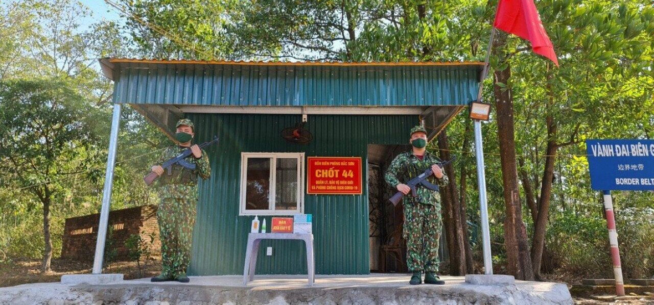 28 năm qu&acirc;n ngũ th&igrave; c&oacute; tới 18 năm l&agrave;m nhiệm vụ trực Tết tại hầu khắp c&aacute;c đơn vị bi&ecirc;n ph&ograve;ng tr&ecirc;n bi&ecirc;n giới của Quảng Ninh Thiếu t&aacute; Nguyễn Văn Diện, Ph&oacute; Đội trưởng Vũ trang, Đồn Bi&ecirc;n ph&ograve;ng Cửa khẩu Ho&agrave;nh M&ocirc;, huyện B&igrave;nh Li&ecirc;u, Chốt trưởng kiểm so&aacute;t Bi&ecirc;n ph&ograve;ng Mốc 1302 chia sẻ: To&agrave;n bộ c&aacute;n bộ trong chốt đều t&igrave;nh nguyện ở lại l&agrave;m nhiệm vụ với quyết t&acirc;m cao nhất l&agrave; bảo vệ vững chắc đường bi&ecirc;n, cột mốc, vừa ngăn chặn kh&ocirc;ng để người vượt bi&ecirc;n tr&aacute;i ph&eacute;p v&agrave;o địa b&agrave;n.