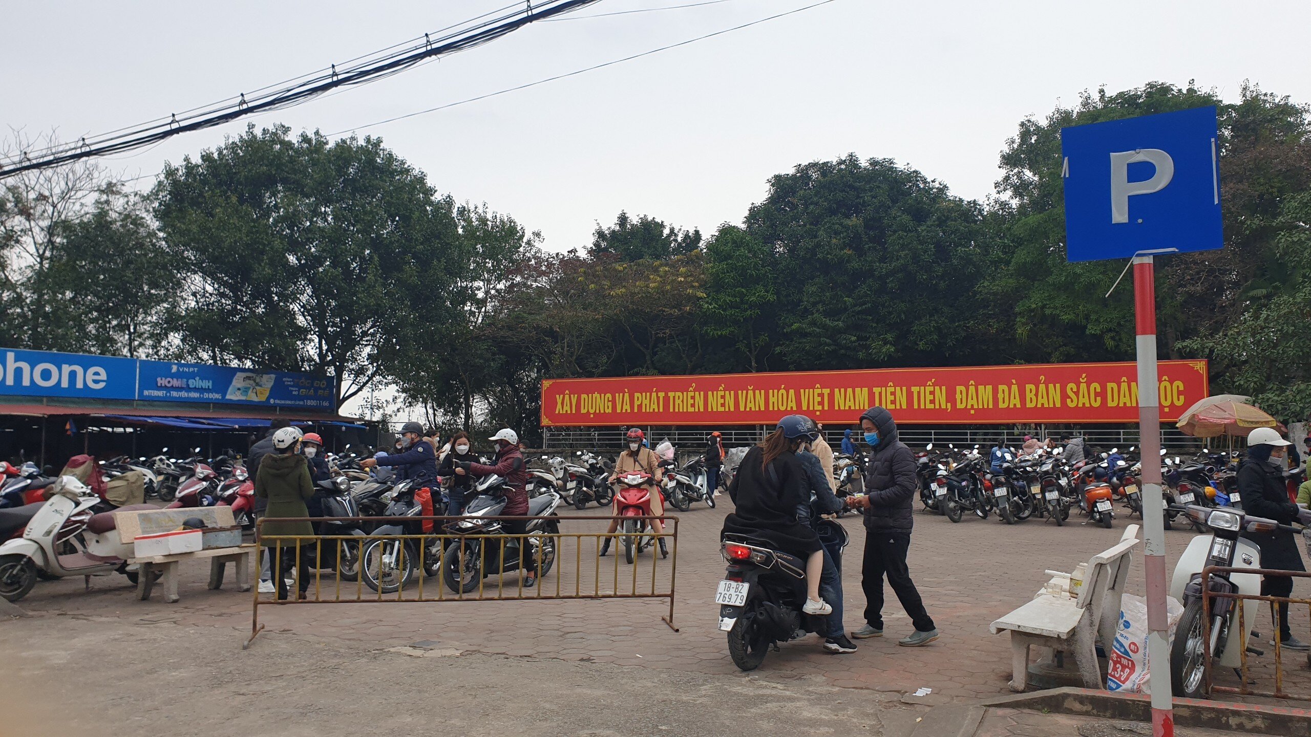 B&atilde;i gửi xe m&aacute;y cũng chật k&iacute;n với mức gi&aacute; gửi xe l&agrave; 10 ngh&igrave;n đồng/lượt.