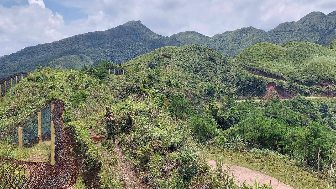 Chốt kiểm so&aacute;t bi&ecirc;n ph&ograve;ng Mốc 1302 thuộc địa phận th&ocirc;n Khe V&agrave;, thị trấn B&igrave;nh Li&ecirc;u, huyện B&igrave;nh Li&ecirc;u, Quảng Ninh do Đồn Bi&ecirc;n ph&ograve;ng Cửa khẩu Ho&agrave;nh M&ocirc; phụ tr&aacute;ch. Đ&acirc;y l&agrave; điểm chốt xa x&ocirc;i v&agrave; kh&oacute; khăn nhất tr&ecirc;n tuyến bi&ecirc;n giới của tỉnh Quảng Ninh. Do nằm xa khu d&acirc;n cư, điện lưới kh&ocirc;ng c&oacute;, n&ecirc;n chốt d&ugrave;ng nguồn điện năng mặt trời chỉ đủ thắp s&aacute;ng v&agrave;o buổi tối. Nguồn nước sạch phục vụ sinh hoạt cho c&aacute;n bộ, chiến sỹ cũng phải vận chuyển từ nơi kh&aacute;c đến; s&oacute;ng điện thoại chập chờn l&uacute;c c&oacute;, l&uacute;c kh&ocirc;ng.