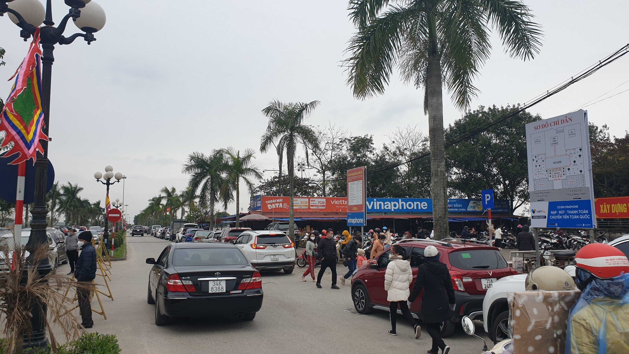 Ngay từ s&aacute;ng m&ugrave;ng 1 - 2 Tết Nh&acirc;m Dần năm nay, du kh&aacute;ch thập phương v&agrave; đ&ocirc;ng đảo người d&acirc;n đ&atilde; xuất h&agrave;nh đến đền Trần. Với xe &ocirc; t&ocirc;, Ban quản l&yacute; đền thu v&eacute; ngay lối rẽ từ QL10 v&agrave;o, c&ograve;n xe m&aacute;y th&igrave; đi v&agrave;o b&atilde;i gửi s&aacute;t đền mới ph&aacute;t v&eacute;, thu tiền.