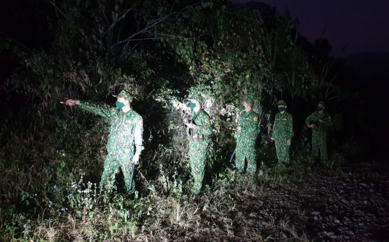 Tết năm nay gi&aacute; lạnh, việc tuần tra giữa rừng của c&aacute;n bộ, chiến sỹ Đồn Bi&ecirc;n ph&ograve;ng cửa khẩu Ho&agrave;ng M&ocirc; c&agrave;ng th&ecirc;m kh&oacute; khăn, gian khổ. Bởi lẽ, chốt bi&ecirc;n ph&ograve;ng nằm ở độ cao gần 800m so với mực nước biển, nhiệt độ thường xuy&ecirc;n xuống 4 -5 độ C. Vượt qua c&aacute;i r&eacute;t t&ecirc; t&aacute;i của miền bi&ecirc;n viễn, những người l&iacute;nh qu&acirc;n h&agrave;m xanh nơi đ&acirc;y vẫn đ&ecirc;m ng&agrave;y miệt m&agrave;i tuần tra, kiểm so&aacute;t bảo đảm an ninh tr&ecirc;n từng đường m&ograve;n, lối mở, từ cột mốc 1300+3 đến mốc 1305.