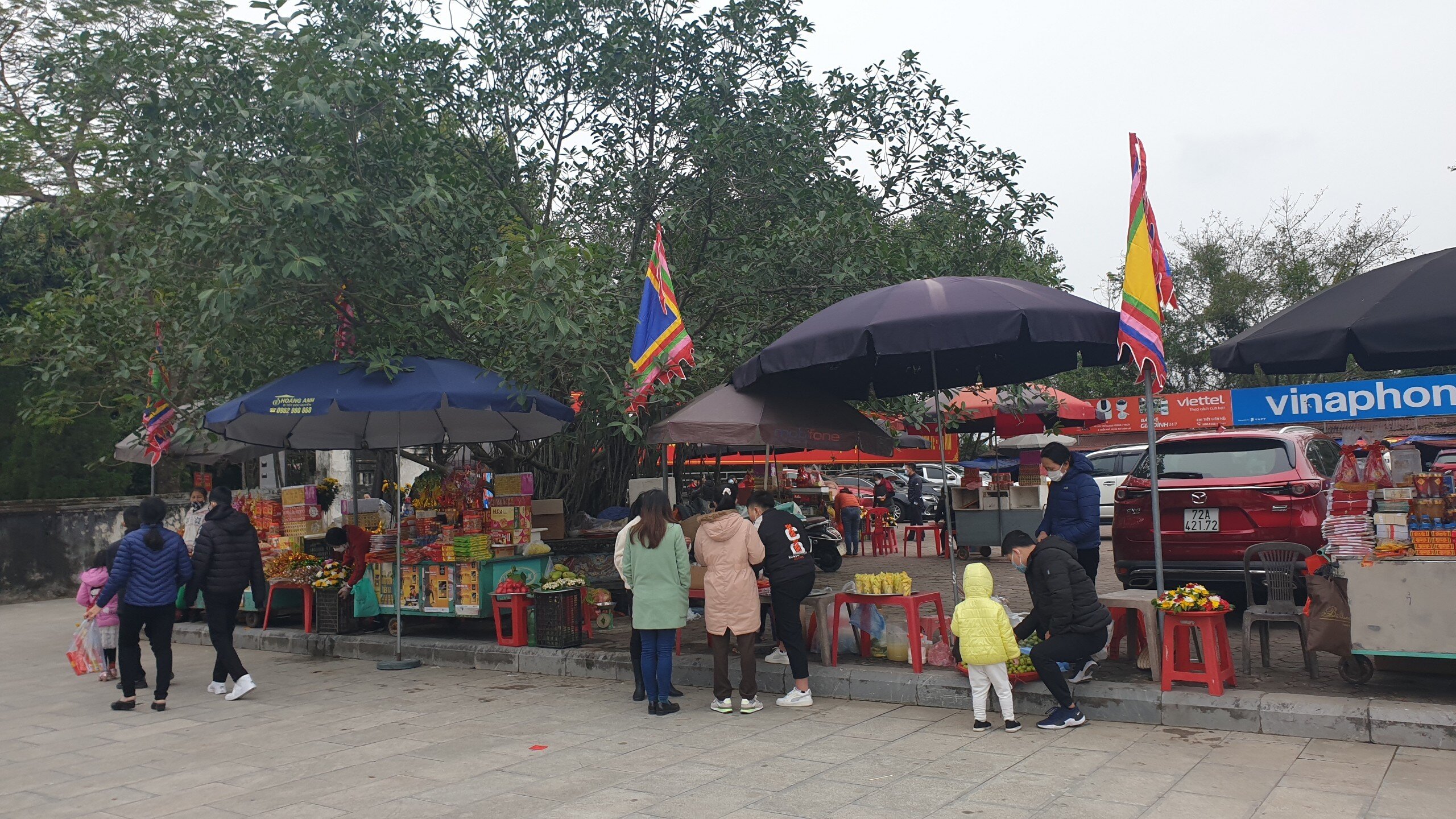 C&aacute;c dịch vụ b&aacute;n h&agrave;ng tại đền Trần đ&atilde; khởi động. H&agrave;ng qu&aacute;n được quy hoạch b&agrave;y b&aacute;n ngay ngắn, kh&ocirc;ng thấy cảnh ch&egrave;o k&eacute;o kh&aacute;ch, b&aacute;n h&agrave;ng rong.