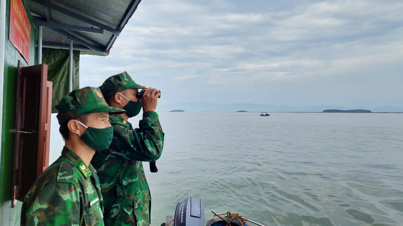 Đến c&aacute;c đơn vị tr&ecirc;n tuyến bi&ecirc;n giới biển của Bộ đội Bi&ecirc;n ph&ograve;ng Quảng Ninh, PV B&aacute;o Giao th&ocirc;ng cũng chứng kiến được sự căng m&igrave;nh, vượt gi&aacute; lạnh, chắc tay s&uacute;ng bảo vệ chủ quyền, an ninh bi&ecirc;n giới quốc gia trong dịp Tết n&agrave;y.