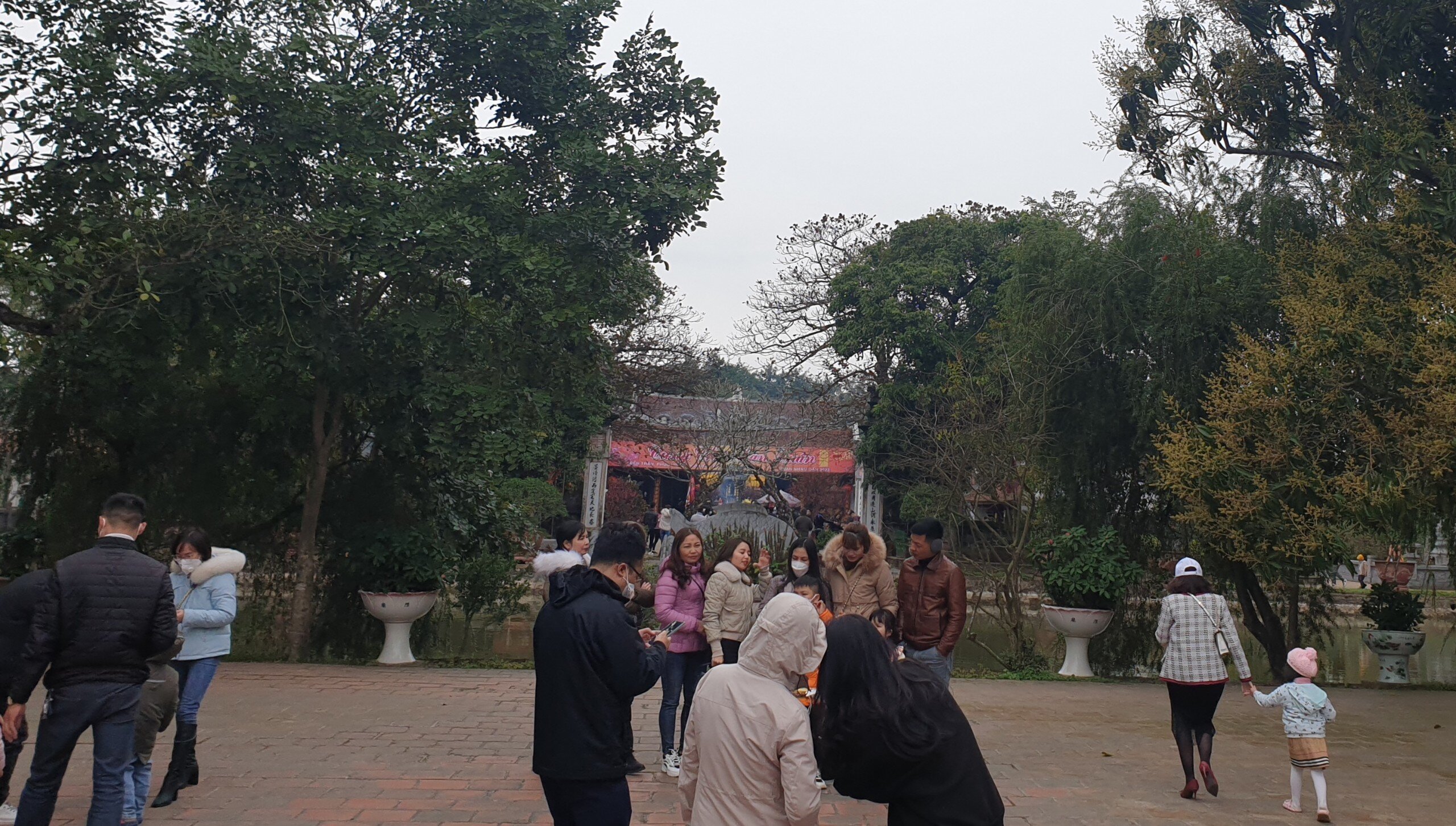 Từ năm ngo&aacute;i, đền Trần đ&atilde; kh&ocirc;ng tổ chức lễ khai ấn v&agrave;o đ&ecirc;m 14 th&aacute;ng Gi&ecirc;ng như thường lệ v&igrave; l&yacute; do dịch bệnh nhưng vẫn mở cửa để người d&acirc;n, du kh&aacute;ch v&agrave;o tham quan, thắp hương.