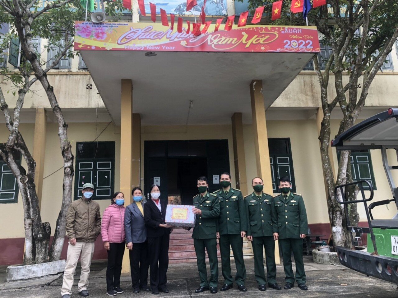 Hoạt động thăm, ch&uacute;c Tết giữa Đồn Bi&ecirc;n ph&ograve;ng Quan Lạn v&agrave; c&aacute;c cơ quan, đơn vị tr&ecirc;n địa b&agrave;n đ&atilde; tạo mối quan hệ qu&acirc;n - d&acirc;n- ch&iacute;nh - đảng đầm ấm trong dịp Tết.