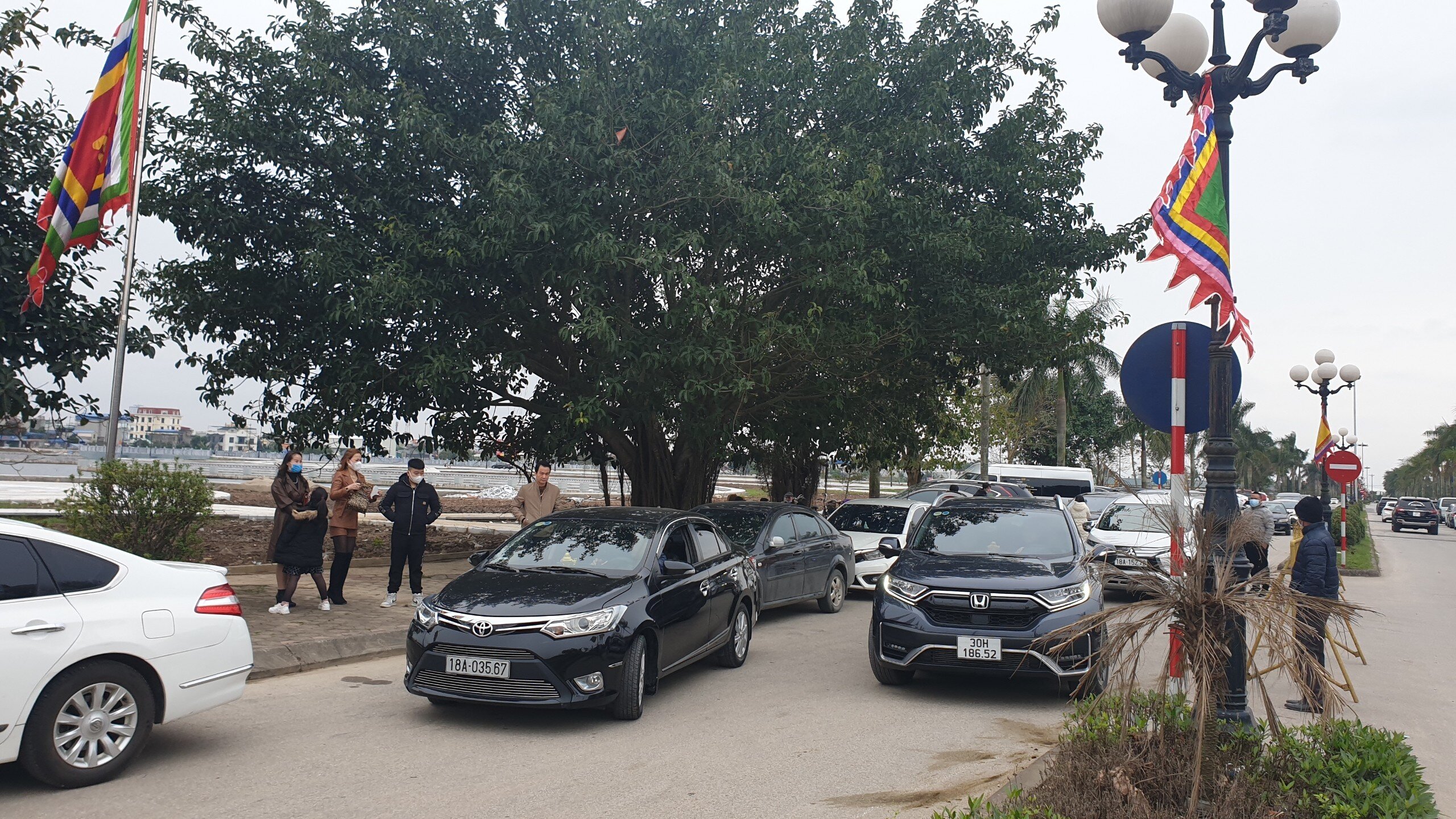 D&ograve;ng xe cộ đổ về đền Trần đến từ nhiều tỉnh, th&agrave;nh trong cả nước.