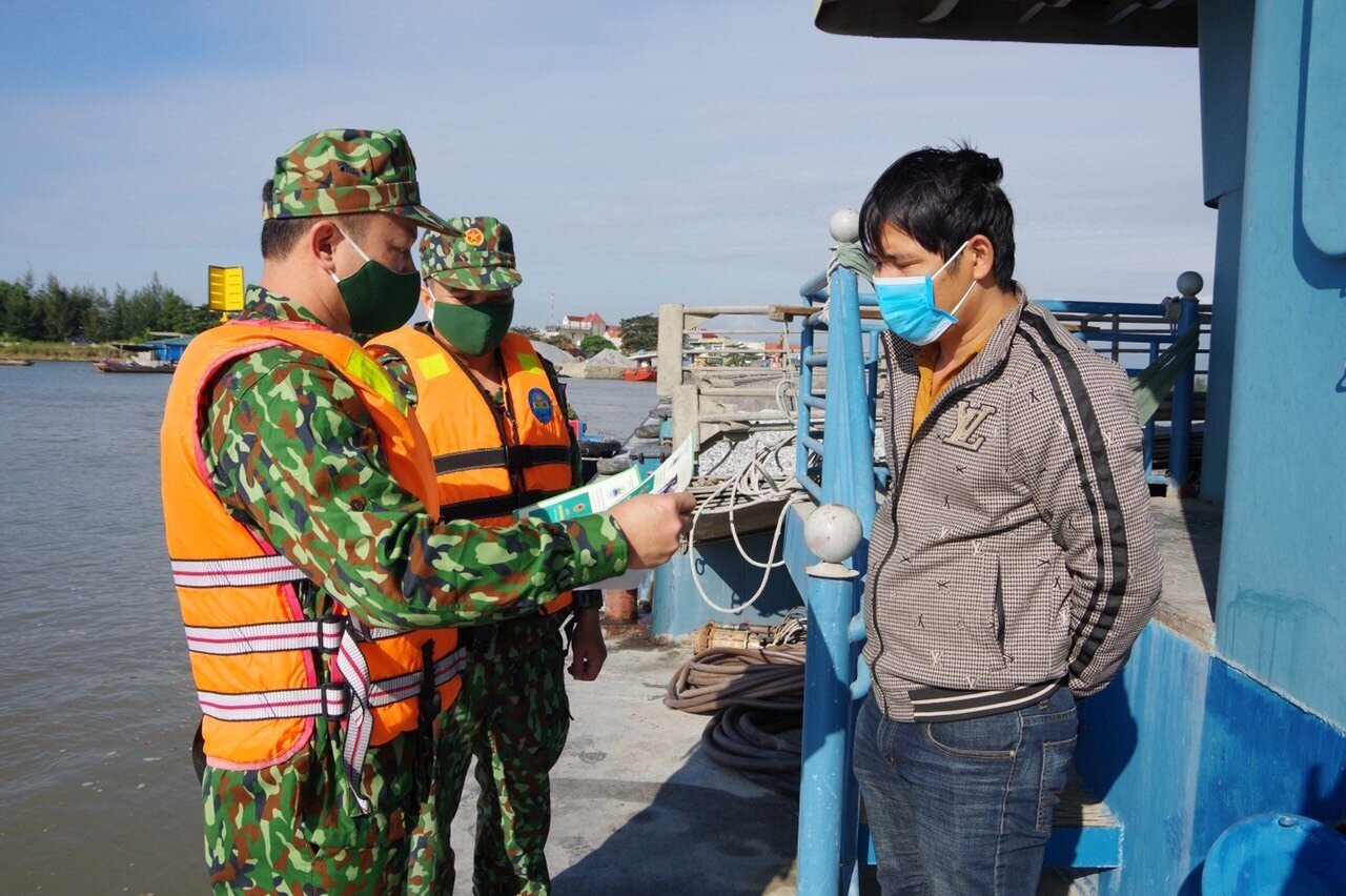Đồn Bi&ecirc;n ph&ograve;ng Quan Lạn l&agrave;m nhiệm vụ bảo vệ chủ quyền an ninh bi&ecirc;n giới v&ugrave;ng biển, đảo thuộc huyện V&acirc;n Đồn (Quảng Ninh). Dịp Tết n&agrave;y, c&aacute;c chốt c&ocirc;ng t&aacute;c tr&ecirc;n đảo, tr&ecirc;n t&agrave;u đều trực, ứng trực 24/24. Ảnh: Lực lượng bi&ecirc;n ph&ograve;ng tr&ecirc;n tuyến bi&ecirc;n giới biển của tỉnh Quảng Ninh tổ chức vận động chủ c&aacute;c phương tiện t&agrave;u, thuyền tu&acirc;n thủ c&aacute;c quy định về ph&ograve;ng chống dịch Covid-19, ph&ograve;ng chống tội phạm...