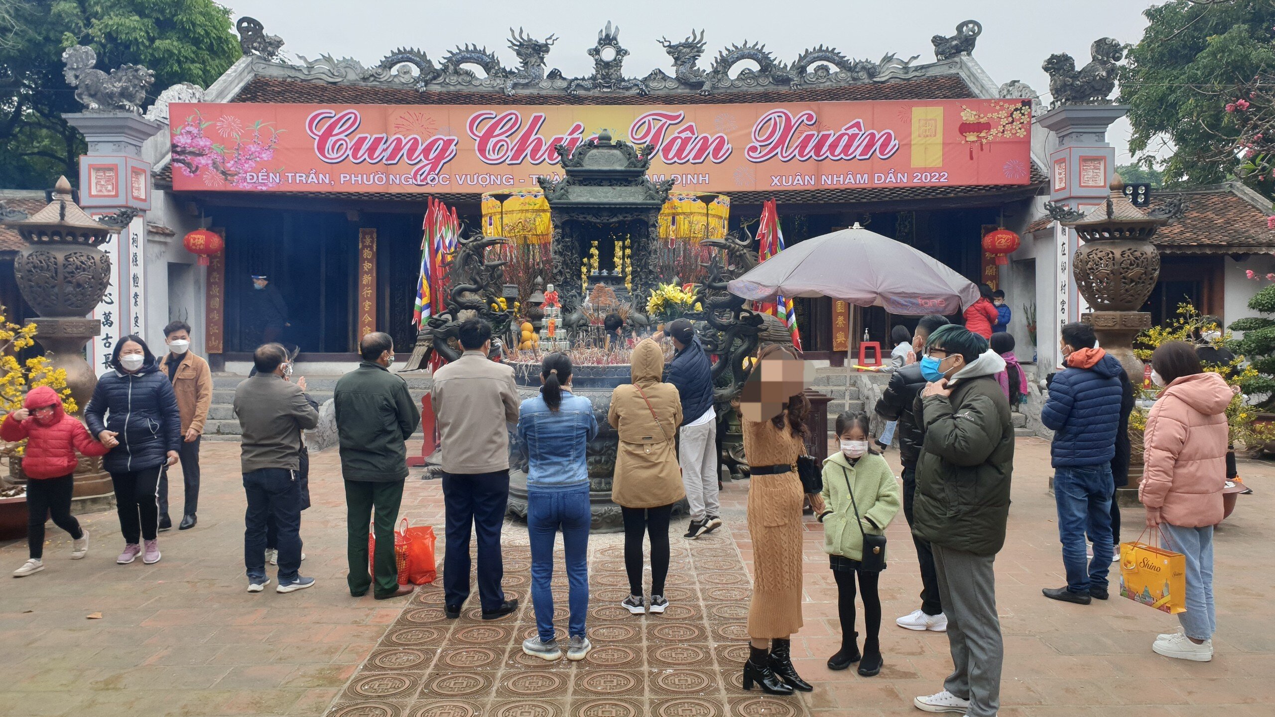 Lễ khai ấn đền Trần c&oacute; từ thế kỷ XIII với mục đ&iacute;ch tế lễ trời đất, tổ ti&ecirc;n, tưởng nhớ c&ocirc;ng đức của c&aacute;c vua Trần, gi&aacute;o dục con ch&aacute;u truyền thống y&ecirc;u nước, chống giặc ngoại x&acirc;m, bảo vệ non s&ocirc;ng x&atilde; tắc; đồng thời cầu mong thi&ecirc;n hạ th&aacute;i b&igrave;nh, thịnh trị, mọi nh&agrave; chung hưởng lộc ấn đền Trần &ldquo;T&iacute;ch ph&uacute;c v&ocirc; cương", bước sang năm mới mạnh khỏe, lao động, sản xuất, học tập, c&ocirc;ng t&aacute;c tốt.