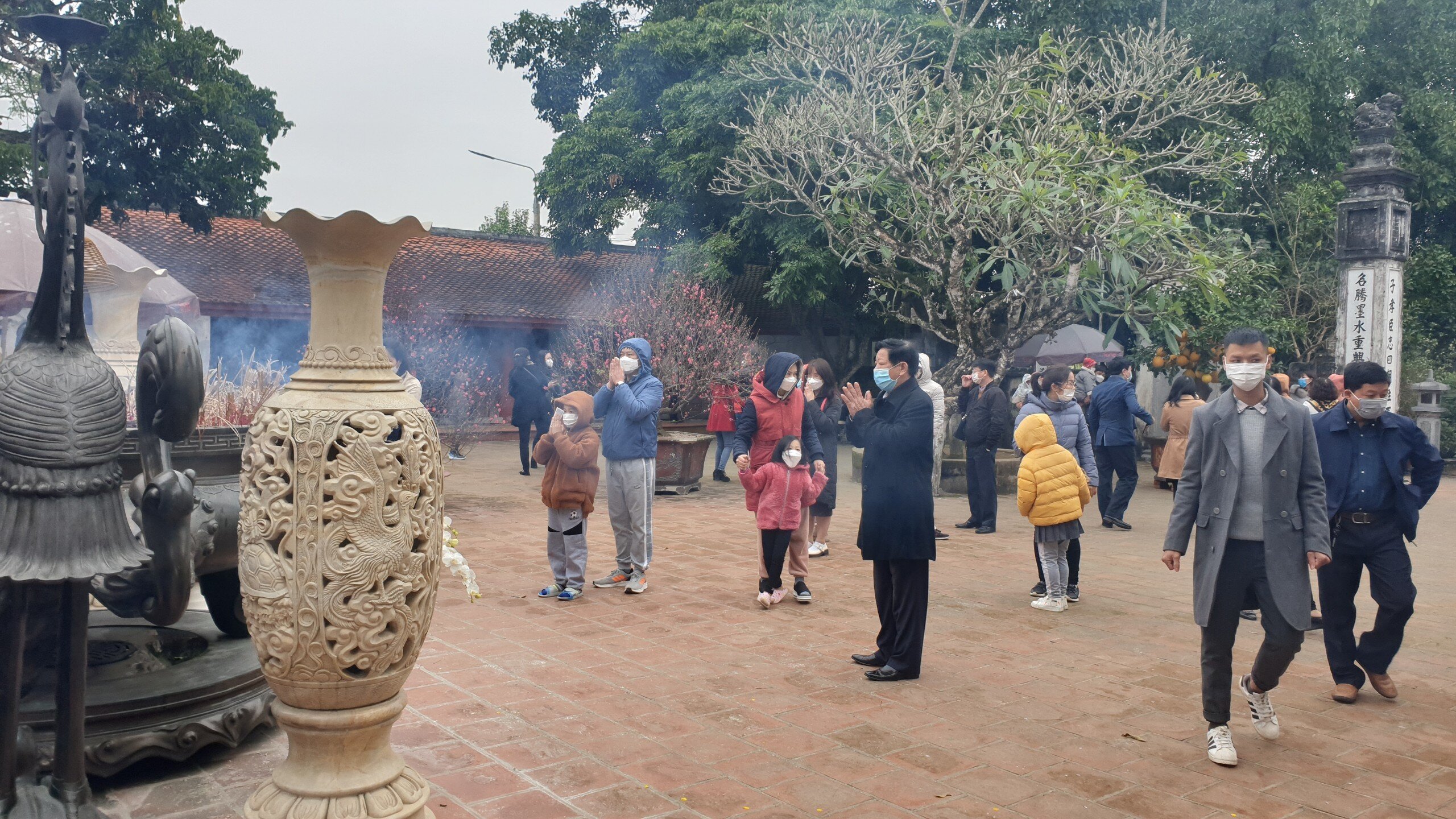 D&ugrave; dịch Covid-19 diễn biến phức tạp nhưng rất đ&ocirc;ng người d&acirc;n v&agrave; du kh&aacute;ch thập phương vẫn đến với đền Trần (phường Lộc Vượng, TP Nam Định) ngay những ng&agrave;y đầu năm mới để cầu mong sức khỏe, b&igrave;nh an cho gia đ&igrave;nh v&agrave; người th&acirc;n.