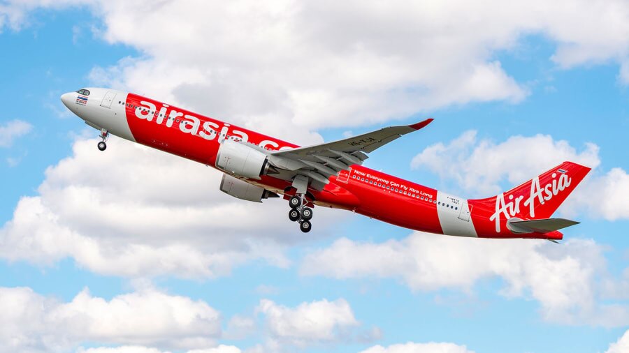 Đứng vị tr&iacute; thứ 8 l&agrave; Airbus A330. D&ograve;ng m&aacute;y bay n&agrave;y được sản xuất từ năm 1992 đến nay, tiếp nối d&ograve;ng m&aacute;y bay th&acirc;n rộng 2 động cơ đầu ti&ecirc;n tr&ecirc;n thế giới A-300. 
A330-300 l&agrave; phi&ecirc;n bản cải tiến đầu ti&ecirc;n với năng lực vận tải tới 440 kh&aacute;ch v&agrave; c&oacute; khả năng linh hoạt ph&ugrave; hợp với cả c&aacute;c chuyến bay ngắn v&agrave; đường d&agrave;i tới 6.350 dặm hải l&yacute;.  
Theo sau l&agrave; m&aacute;y bay c&oacute; th&acirc;n nhỏ hơn A330-200, tiếp đ&oacute; l&agrave; 2 m&aacute;y bay &ldquo;neo&rdquo; A330-800 v&agrave; A339-900 đều c&oacute; cải tiến đu&ocirc;i c&aacute;nh cong.