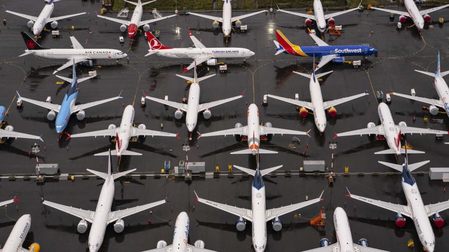 Ở vị tr&iacute; thứ 2 l&agrave; Boeing 737 (1986 đến nay) với 10.877 chiếc đ&atilde; giao. 
C&ugrave;ng với Airbus A320, Boeing 737 l&agrave; hai d&ograve;ng m&aacute;y bay m&agrave; c&oacute; lẽ hầu hết những người đ&atilde; sử dụng h&agrave;ng kh&ocirc;ng đều bay một hoặc nhiều lần. 
N&oacute;i vậy l&agrave; đủ để thấy d&ograve;ng m&aacute;y bay n&agrave;y đ&atilde; phổ biến mức n&agrave;o. 
D&ograve;ng m&aacute;y bay cổ điển th&acirc;n hẹp bắt đầu cất c&aacute;nh từ nửa thế kỷ trước v&agrave; phi&ecirc;n bản cải tiến thế hệ mới được sản xuất từ năm 1996-2019. 
Tuy nhi&ecirc;n, vấn đề được nhắc đến nhiều nhất l&agrave; ở d&ograve;ng m&aacute;y bay Boeing 737 MAX thế hệ thứ 4 v&igrave; c&oacute; li&ecirc;n quan tới 2 vụ m&aacute;y bay nghi&ecirc;m trọng v&agrave;o năm 2018 v&agrave; 2019, g&acirc;y tổn hại kh&ocirc;ng nhỏ tới danh tiếng v&agrave; lợi nhuận của Boeing.